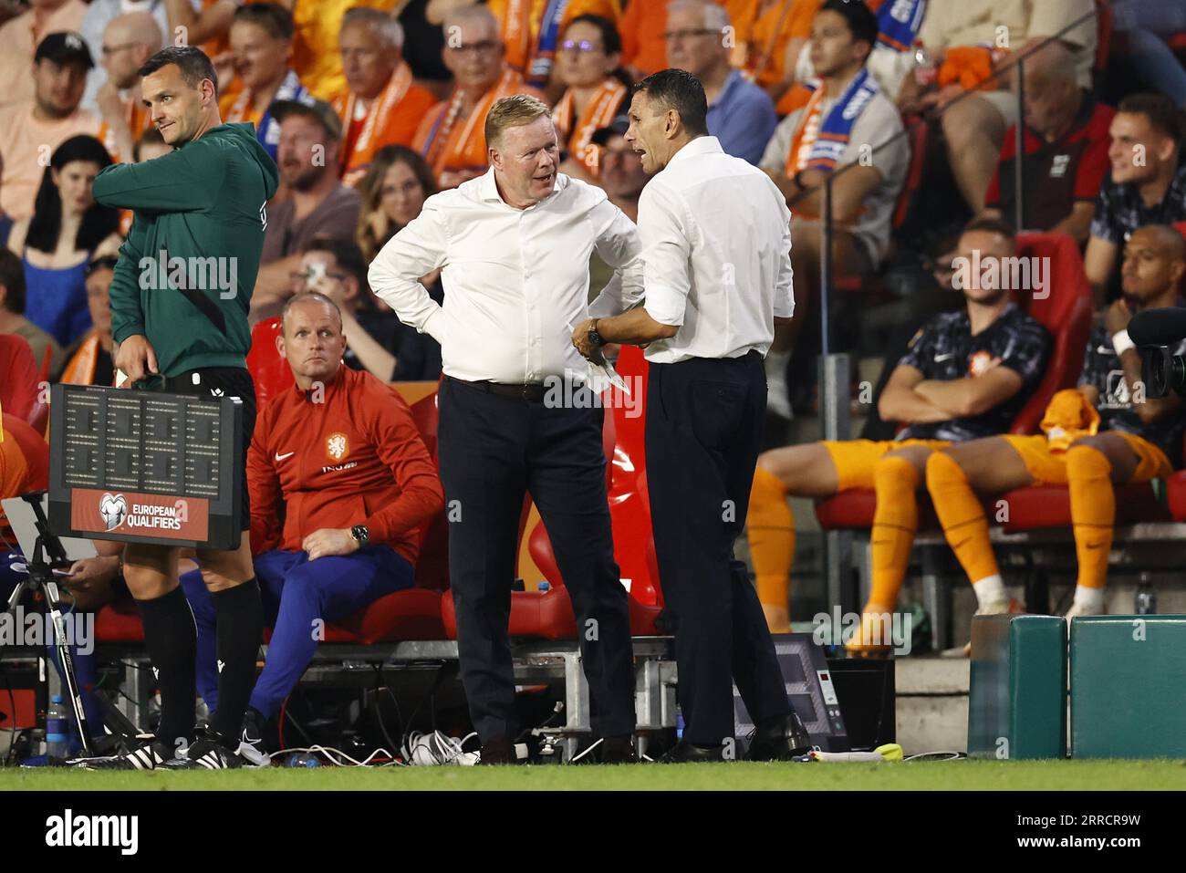 EINDHOVEN - (l-r) Holland coach Ronald Koeman, Greece coach Gustavo ...