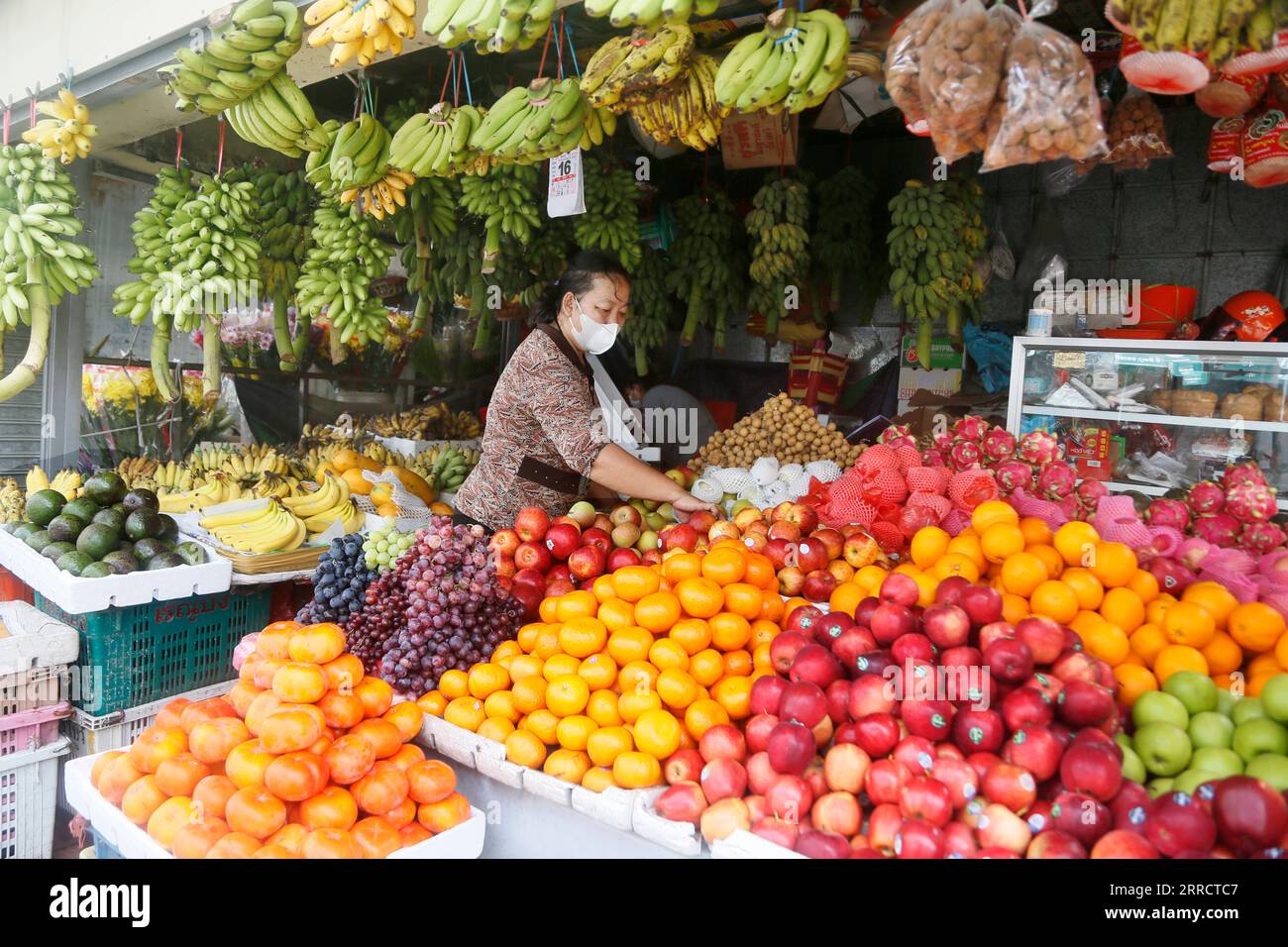 211117 -- CAMBODIA, Nov. 17, 2021 -- A vendor prepares fruits at a market in Phnom Penh, Cambodia, Nov. 17, 2021. TO GO WITH Feature: Chinese vaccines help reinvigorate Cambodia from COVID-19 restrictions Photo by /Xinhua CAMBODIA-PHNOM PENH-COVID-19-LIFE-RECOVERING Phearum PUBLICATIONxNOTxINxCHN Stock Photo