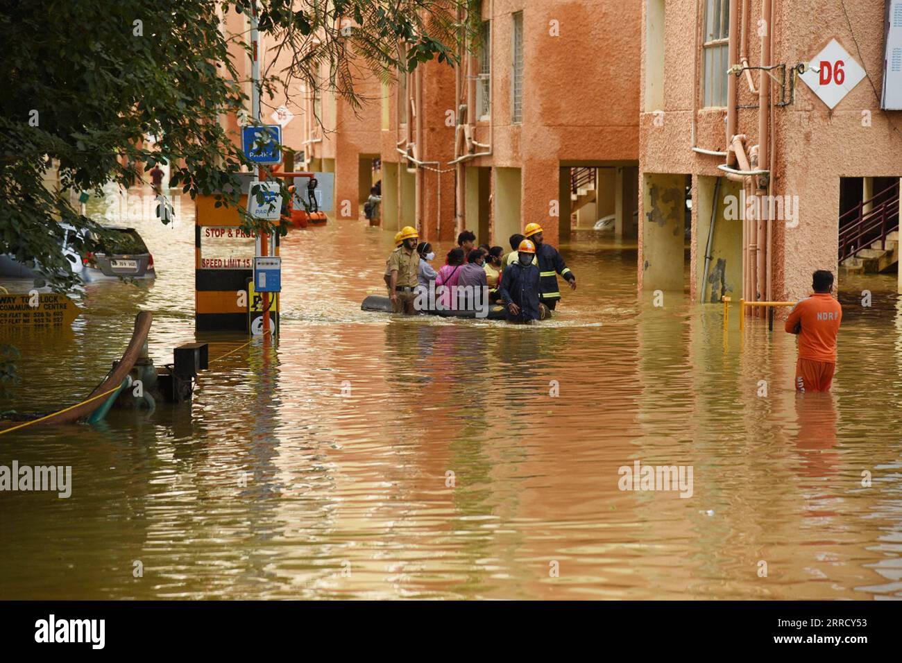 211122 -- BANGALORE, Nov. 22, 2021 -- Rescuers evacuate residents from inundated areas after heavy rainfall in Bangalore, India, Nov. 22, 2021. Str/Xinhua INDIA-BANGALORE-RAIN DISASTER KASHIFxMASOOD PUBLICATIONxNOTxINxCHN Stock Photo