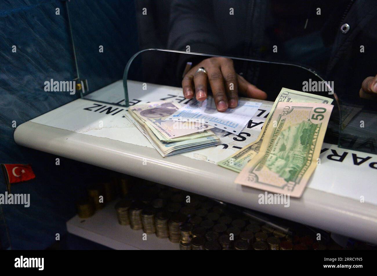 Floating exchange rate hi-res stock photography and images - Page 2 - Alamy