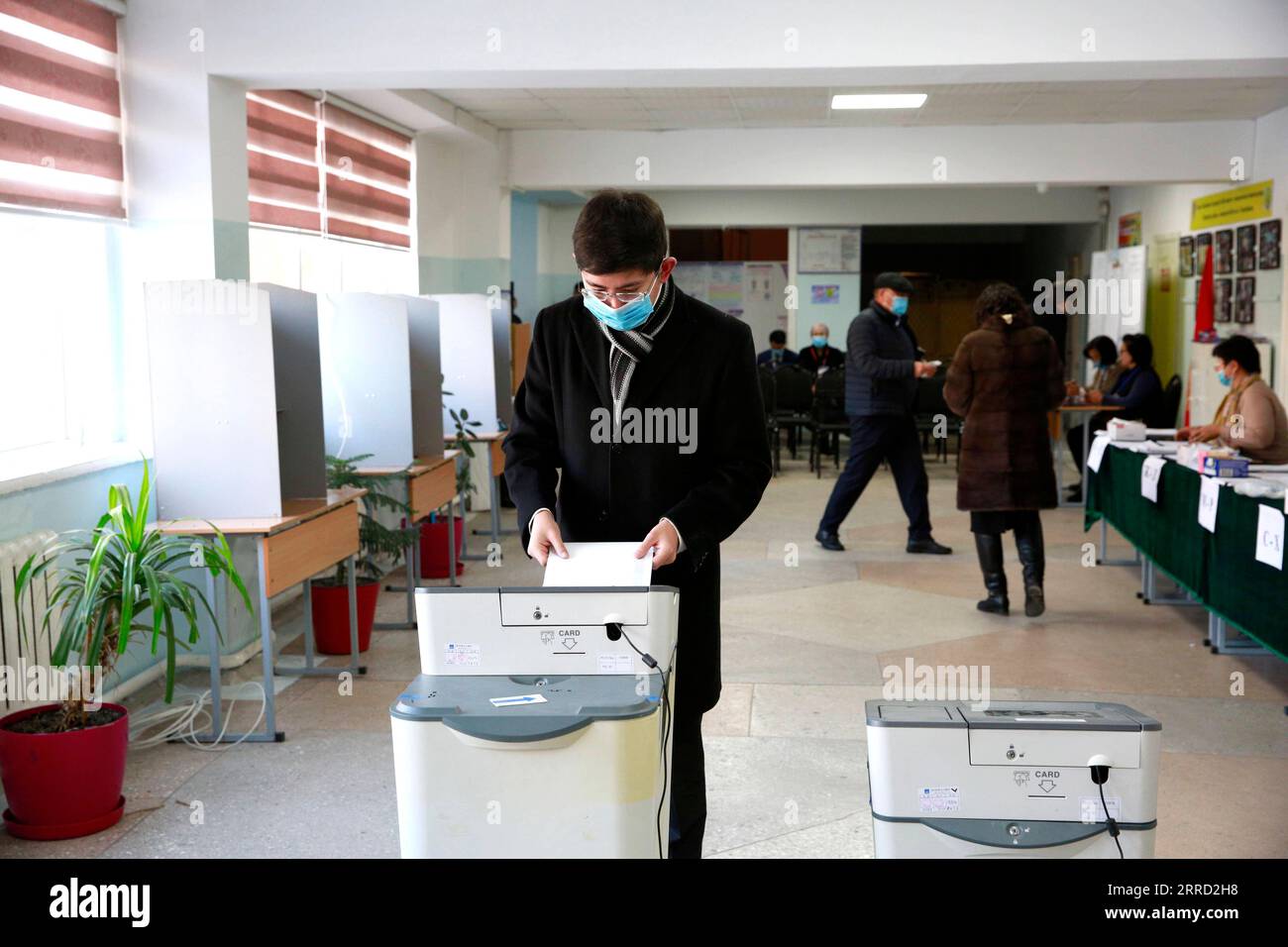 211128 -- BISHKEK, Nov. 28, 2021 -- A man casts his vote at a polling station in Bishkek, Kyrgyzstan, Nov. 28, 2021. Parliamentary elections in Kyrgyzstan started on Sunday under the watch of 736 international observers to elect 90 deputies for a five-year term. Photo by /Xinhua KYRGYZSTAN-BISHKEK-PALIAMENTARY ELECTIONS Roman PUBLICATIONxNOTxINxCHN Stock Photo