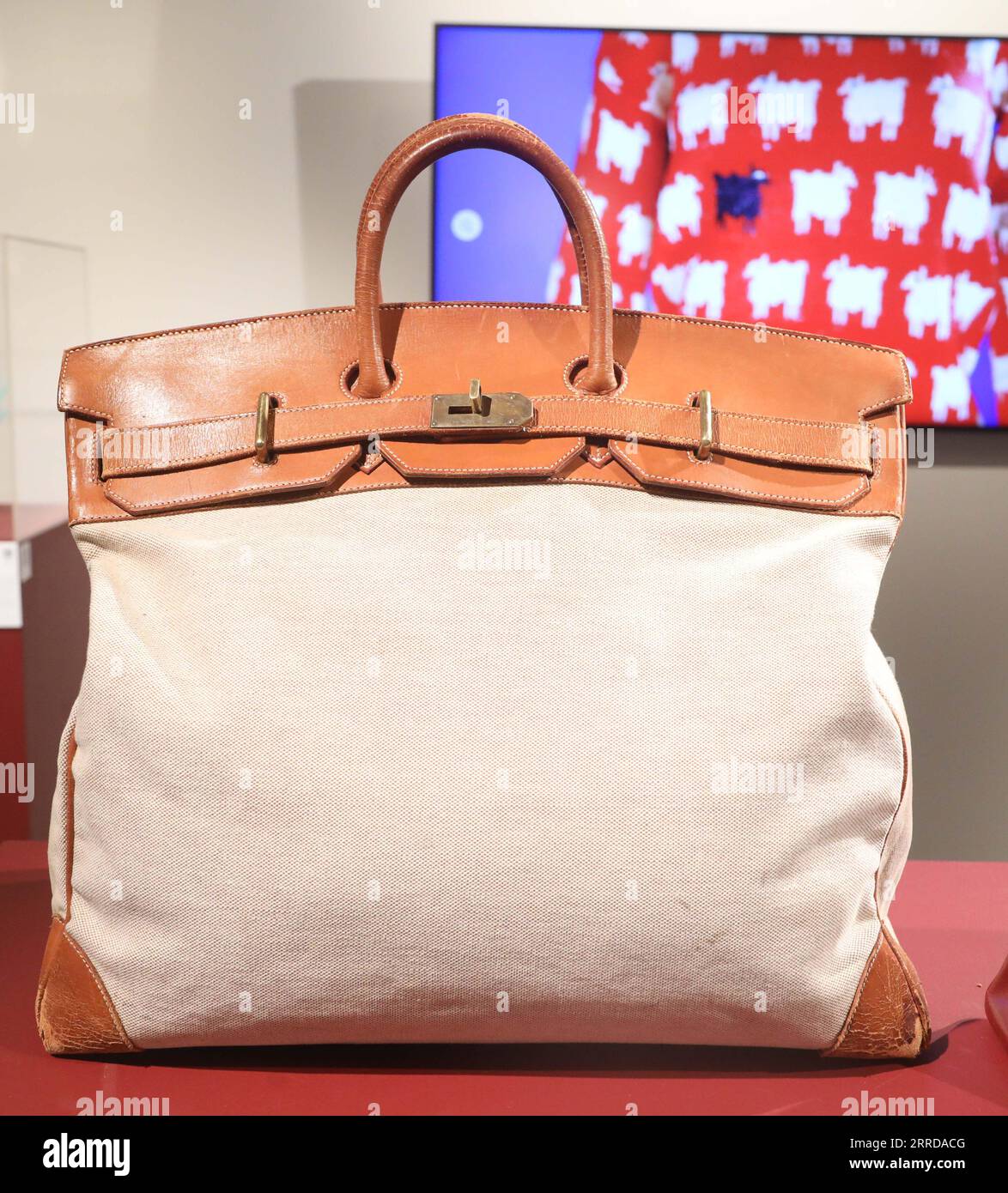 Hermes kelly bag hi-res stock photography and images - Alamy