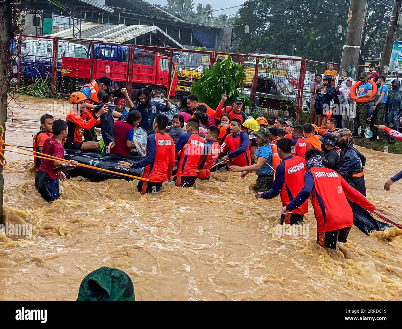 News Themen der Woche KW50 News Bilder des Tages Philippinen, Überschwemmungen als Folge von Taifun Rai 211216 -- CAGAYAN DE ORO CITY, Dec. 16, 2021 -- Members of the rescue residents from the flood brought by typhoon Rai in Cagayan de Oro City, the Philippines, Dec. 16, 2021. Typhoon Rai, one of the strongest battering the Philippines this year, made landfall in Siargao Island in the southern Philippines on Thursday afternoon, the Philippines weather bureau said. Thousands of residents along its path were forced to be evacuated to safety. /Handout via Xinhua PHILIPPINES-CAGAYAN DE ORO CITY-TY Stock Photo