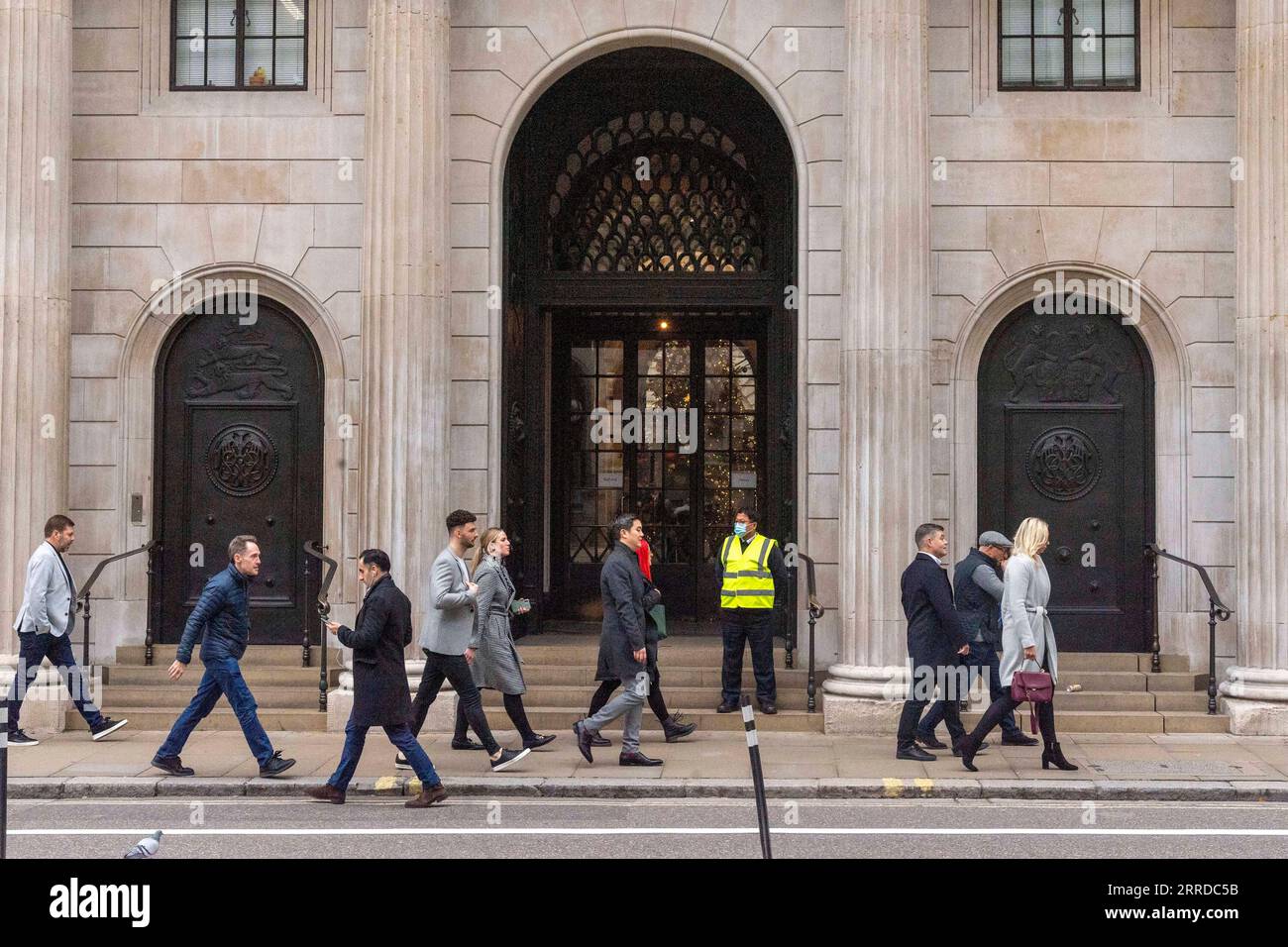 211217 -- LONDON, Dec. 17, 2021 -- People walk past the Bank of England in London, Britain, on Dec. 16, 2021. The Bank of England, Britain s central bank, on Thursday raised the interest rate from 0.1 percent to 0.25 percent.  BRITAIN-INTEREST RATE-RISE RayxTang PUBLICATIONxNOTxINxCHN Stock Photo