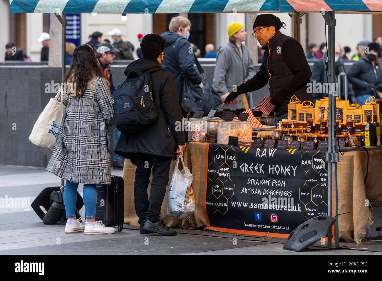 211217 -- LONDON, Dec. 17, 2021 -- People buy food at a stall in London, Britain, on Dec. 16, 2021. The Bank of England, Britain s central bank, on Thursday raised the interest rate from 0.1 percent to 0.25 percent.  BRITAIN-INTEREST RATE-RISE RayxTang PUBLICATIONxNOTxINxCHN Stock Photo
