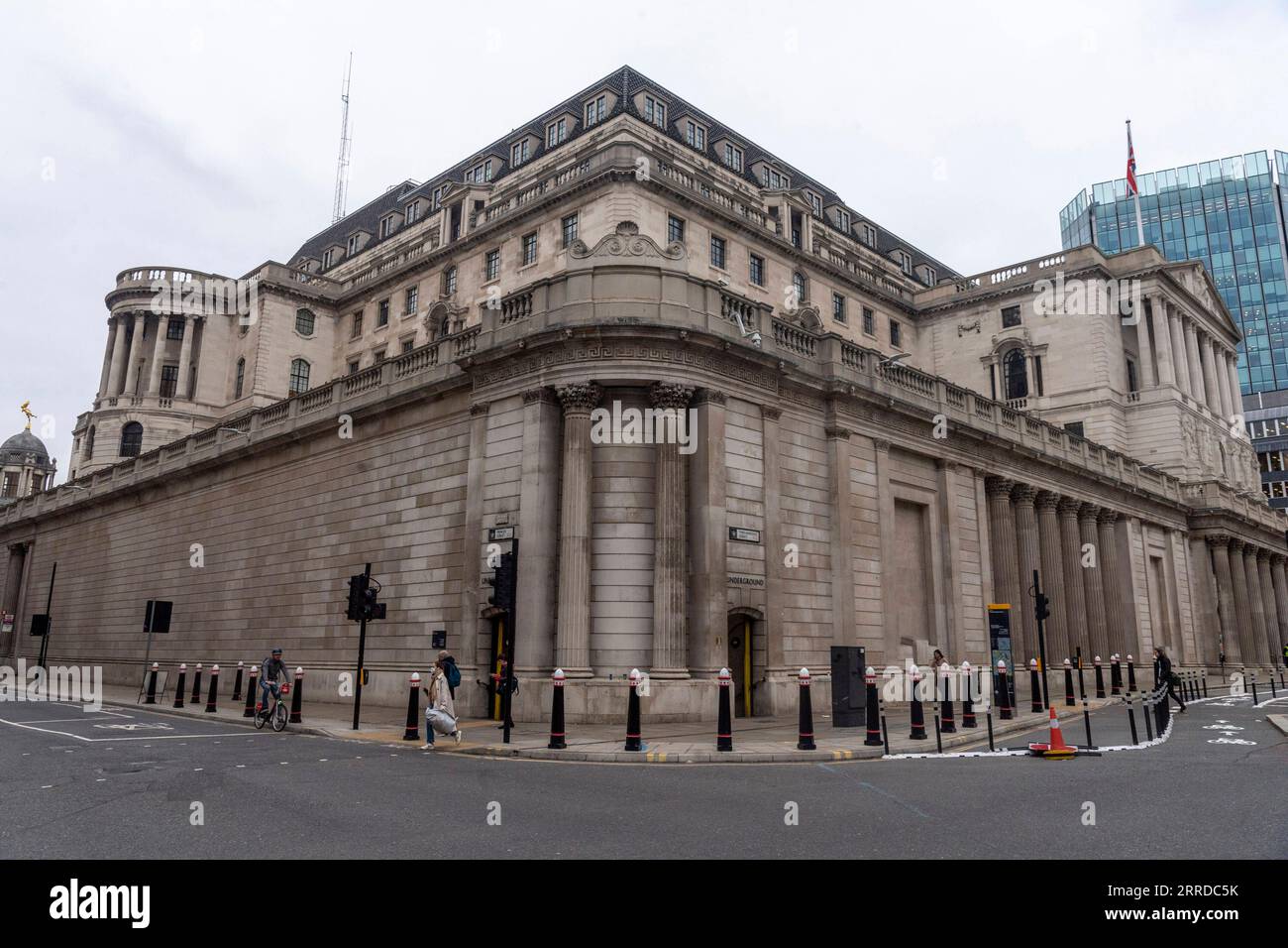 211217 -- LONDON, Dec. 17, 2021 -- People walk past the Bank of England in London, Britain, on Dec. 16, 2021. The Bank of England, Britain s central bank, on Thursday raised the interest rate from 0.1 percent to 0.25 percent.  BRITAIN-INTEREST RATE-RISE RayxTang PUBLICATIONxNOTxINxCHN Stock Photo