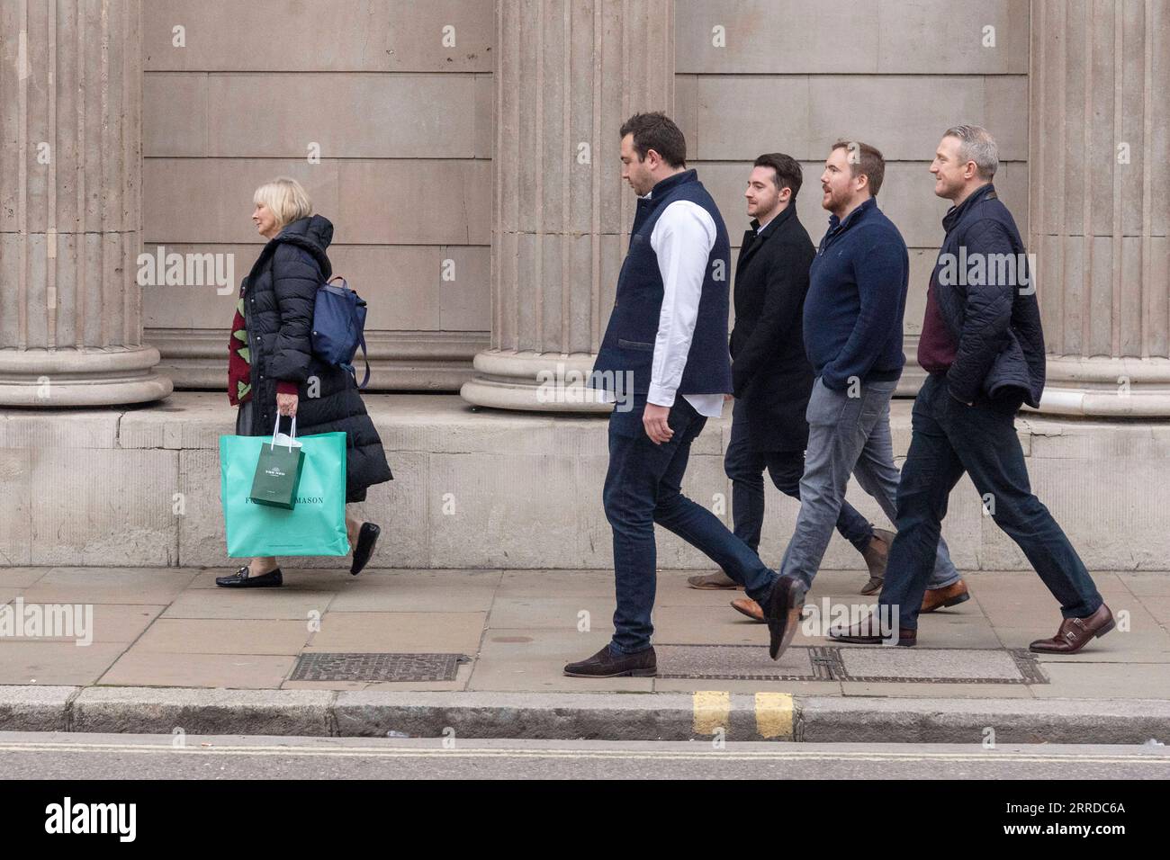 211217 -- LONDON, Dec. 17, 2021 -- People walk on a street in London, Britain, on Dec. 16, 2021. The Bank of England, Britain s central bank, on Thursday raised the interest rate from 0.1 percent to 0.25 percent.  BRITAIN-INTEREST RATE-RISE RayxTang PUBLICATIONxNOTxINxCHN Stock Photo
