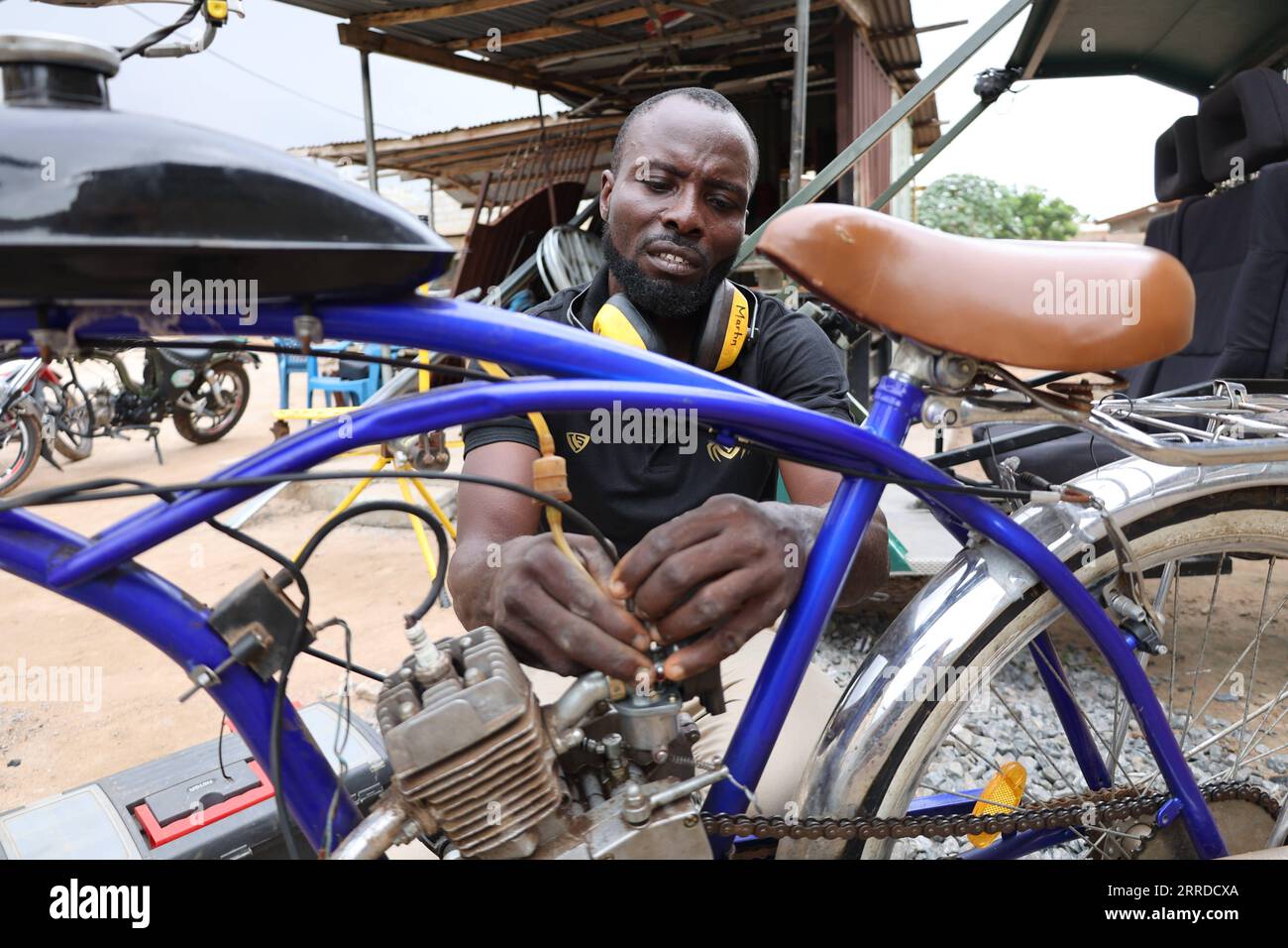 211218 -- ACCRA, Dec. 18, 2021 -- Ibrahim Sumaila checks components for ...