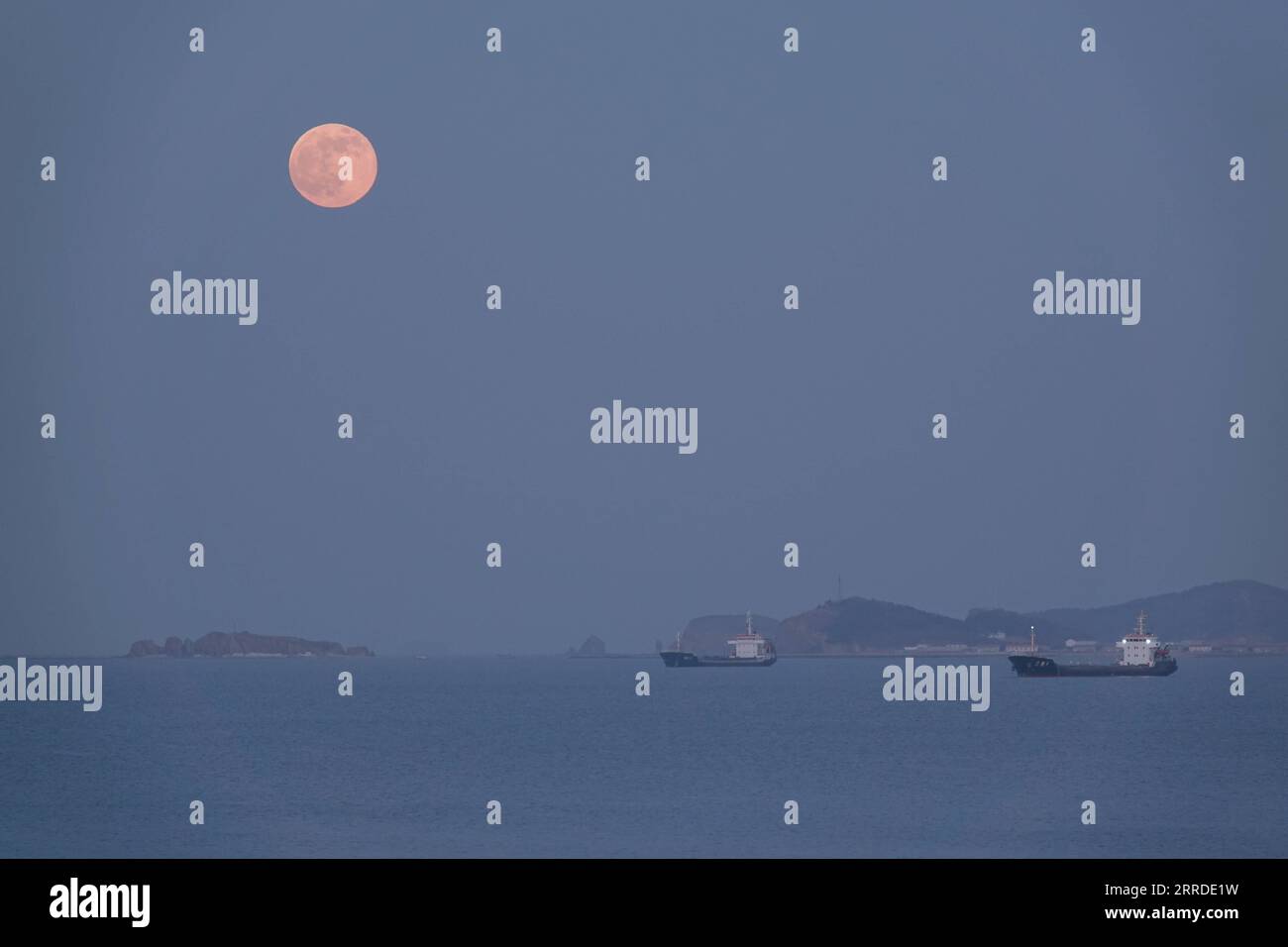 211219 -- YANTAI, Dec. 19, 2021 -- Photo taken on Dec. 19, 2021 shows the full moon in Yantai City, east China s Shandong Province. The last full moon in the year of 2021 appeared on Sunday, the sixteenth day on the eleventh month of the Chinese lunar calendar. Photo by /Xinhua CHINA-FULL MOON CN TangxKe PUBLICATIONxNOTxINxCHN Stock Photo