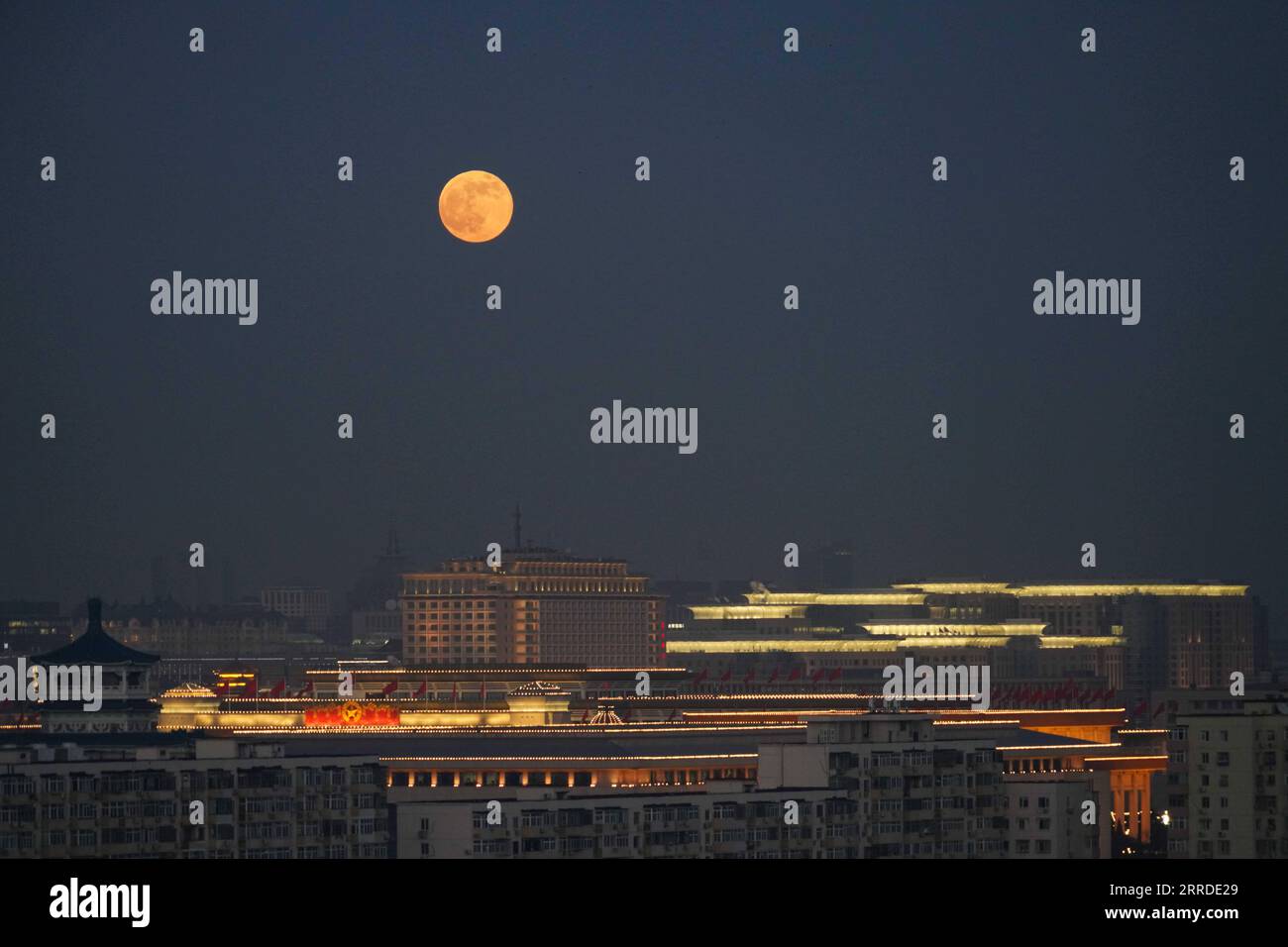 211219 -- BEIJING, Dec. 19, 2021 -- Photo taken on Dec. 19, 2021 shows the full moon in Beijing, capital of China. The last full moon in the year of 2021 appeared on Sunday, the sixteenth day on the eleventh month of the Chinese lunar calendar.  CHINA-FULL MOON CN DuxJuanjuan PUBLICATIONxNOTxINxCHN Stock Photo