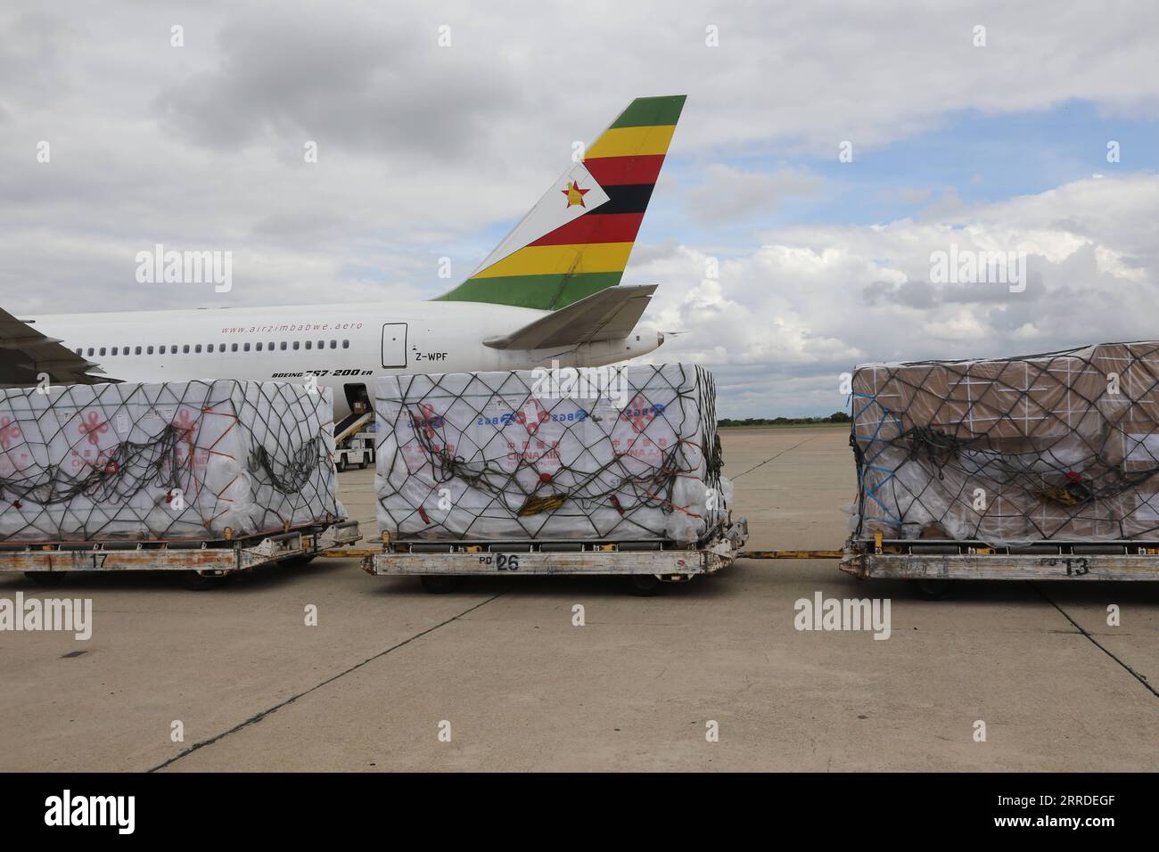 211220 -- HARARE, Dec. 20, 2021 -- A batch of COVID-19 vaccine donated by China arrives at Robert Gabriel Mugabe International Airport in Harare, Zimbabwe, on Dec. 20, 2021. Zimbabwe on Monday received a batch of Sinovac COVID-19 vaccine donated by China, which will boost the country s vaccination campaign as it battles the fourth wave of COVID-19 pandemic.  ZIMBABWE-HARARE-CHINA-COVID-19 VACCINE-MEDICAL SUPPLIES-DONATION ZhangxYuliang PUBLICATIONxNOTxINxCHN Stock Photo