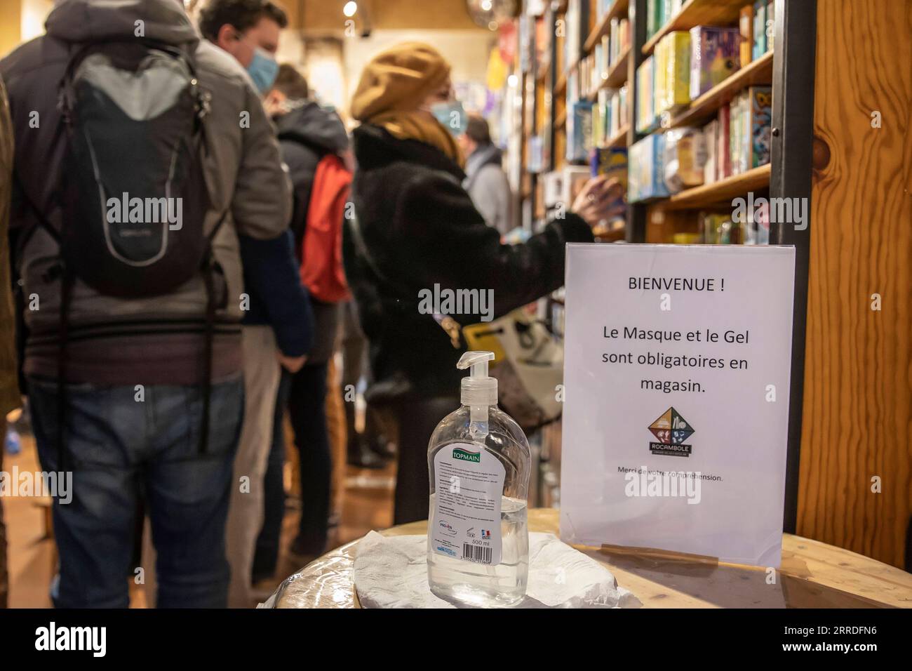 Sign mandatory face masks hi-res stock photography and images - Alamy