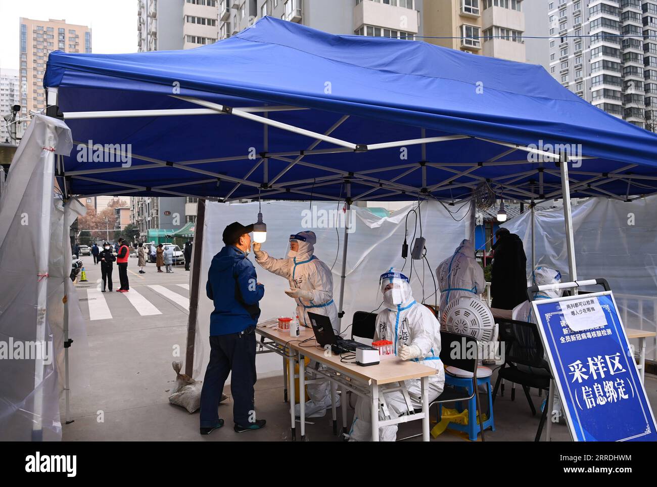 211227 -- XI AN, Dec. 27, 2021 -- A resident takes a nucleic acid test in Xi an, northwest China s Shaanxi Province, Dec. 27, 2021. Xi an has strengthened its anti-epidemic measures and implemented the strictest closed-off management starting from Monday to curb the spread of the latest COVID-19 resurgence.  CHINA-SHAANXI-XI AN-COVID-19-PREVENTION AND CONTROL CN TaoxMing PUBLICATIONxNOTxINxCHN Stock Photo