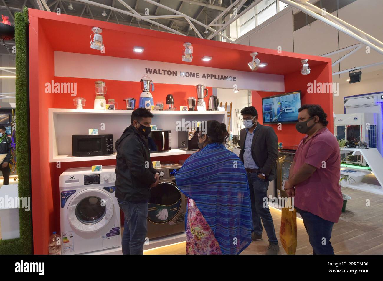 220102 -- PURBACHAL BANGLADESH, Jan. 2, 2022 -- Visitors look at appliances at a booth during the Dhaka International Trade Fair in Purbachal on the outskirts of Dhaka, Bangladesh, on Jan. 2, 2022. The 26th edition of the Dhaka International Trade Fair DITF, The largest annual commercial and trade event in Bangladesh, kicked off Saturday at a mega Chinese-built new venue. BANGLADESH-PURBACHAL-INT L TRADE FAIR Salim PUBLICATIONxNOTxINxCHN Stock Photo