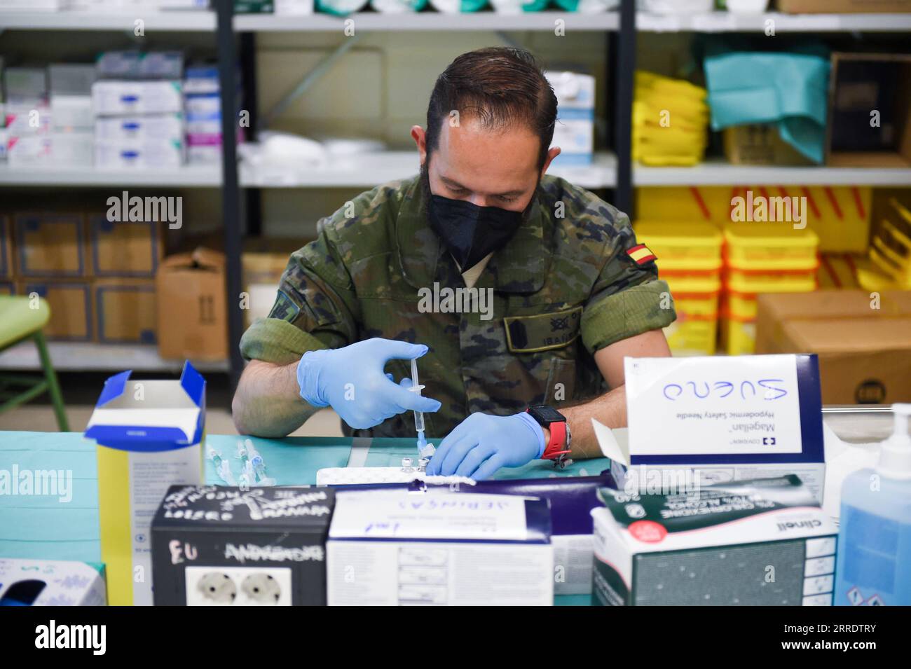 220108 -- SEVILLE, Jan. 8, 2022 -- A military personnel works at a vaccination point in Seville University in Seville, Spain, on Jan. 7, 2022. The Spanish Ministry of Health registered 242,440 new cases of the virus from Wednesday to Friday, taking the total number of infections to 7,164,906 in Spain since the start of the pandemic. The Defense Ministry military continue to supply personnel to help with contact tracing and vaccination. Photo by /Xinhua SPAIN-COVID-19-CASES GustavoxValiente PUBLICATIONxNOTxINxCHN Stock Photo