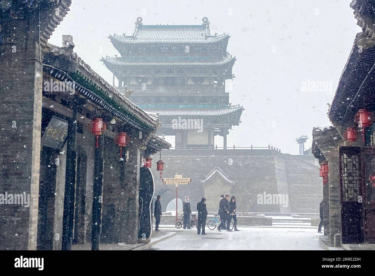 220121 -- PINGYAO, Jan. 21, 2022 -- Photo taken on Jan. 21, 2022 shows the snow scenery of Pingyao Ancient Town in Jinzhong City, north China s Shanxi Province. Photo by /Xinhua CHINA-SHANXI-PINGYAO ANCIENT TOWN-SNOW SCENERY CN LiangxShengren PUBLICATIONxNOTxINxCHN Stock Photo