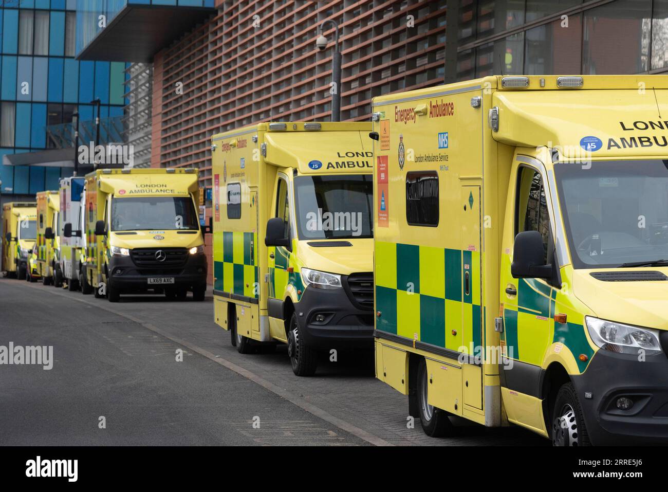 220129 -- LONDON, Jan. 29, 2022 -- Photo taken on Jan. 28, 2022 shows ambulances parked outside the Royal London Hospital in London, Britain. A new form of Omicron named BA.2 has been designated a variant under investigation, with 426 cases of the Omicron variant sub-lineage confirmed in the United Kingdom UK, the UK Health Security Agency UKHSA said Friday. Photo by /Xinhua BRITAIN-LONDON-COVID-19-OMICRON RayxTang PUBLICATIONxNOTxINxCHN Stock Photo