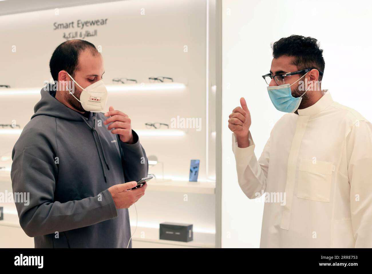 220203 -- RIYADH, Feb. 3, 2022 -- A customer selects smart products at ...