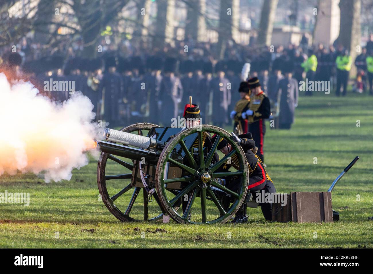 220208 -- LONDON, Feb. 8, 2022 -- Members of the King s Troop Royal Horse Artillery fire a gun salute to mark Queen Elizabeth II s 70th anniversary of her accession to the throne at Green Park in London, Britain, on Feb. 7, 2022. Photo by /Xinhua BRITAIN-LONDON-ACCESSION DAY-QUEEN ELIZABETH II-ROYAL GUN SALUTE RayxTang PUBLICATIONxNOTxINxCHN Stock Photo