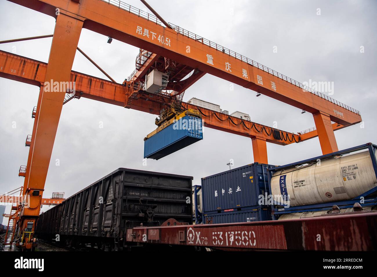 220220 -- CHONGQING, Feb. 20, 2022 -- A bridge crane operates at Guoyuan Port in Chongqing, southwest China, Feb. 19, 2022. A Yuxin ou Chongqing-Xinjiang-Europe China-Europe freight train carrying more than 1,100 tonnes of polyvinyl alcohol PVA and other fine chemical products left Guoyuan Port in Chongqing for Duisburg of Germany on Feb. 20.  CHINA-CHONGQING-CHINA-EUROPE FREIGHT TRAIN CN TangxYi PUBLICATIONxNOTxINxCHN Stock Photo