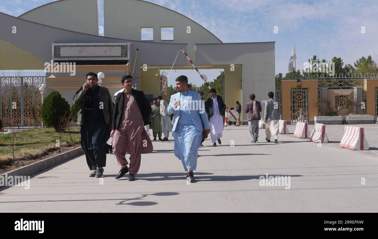 Bilder des Jahres 2022, News 02 Februar News Themen der Woche KW08 News Bilder des Tages 220226 -- HERAT, Feb. 26, 2022 -- Afghan students are seen in an university in Herat city, Herat province, Afghanistan, Feb. 26, 2022. Afghanistan s state-run universities reopened on Saturday, more than six months after the Taliban s takeover of the country, local media Tolo News TV reported. Photo by /Xinhua AFGHANISTAN-HERAT-UNIVERSITY-REOPEN Mashal PUBLICATIONxNOTxINxCHN Stock Photo