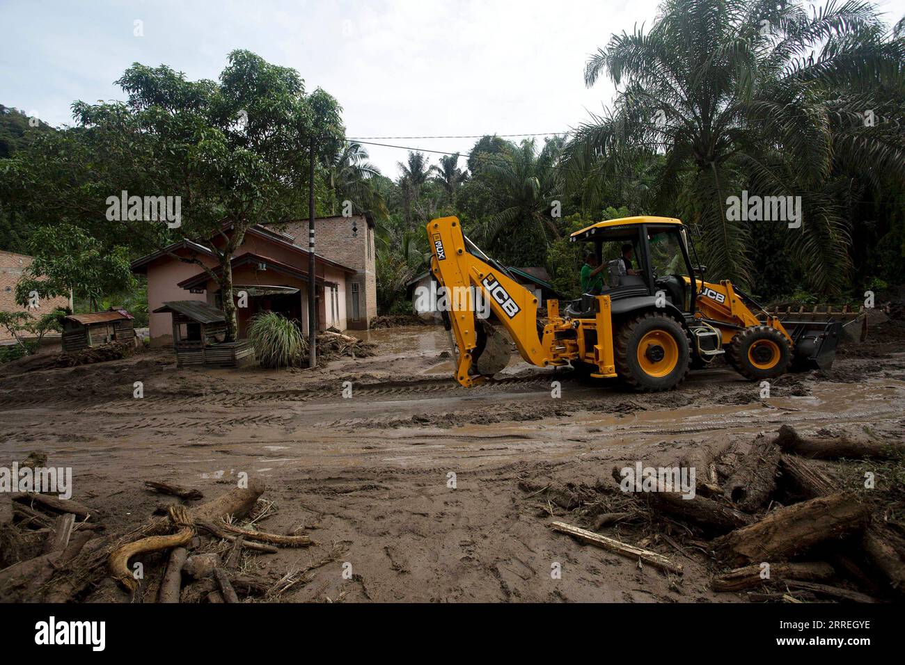 220301 -- WEST SUMATRA, March 1, 2022 -- An excavator runs on the muddy road after floods triggered by heavy rains and rising waters of the Batang Nango river after a 6.1-magnitude quake in Nagari Kajai village of Pasaman Barat district, West Sumatra, Indonesia, March 1, 2022. Photo by /Xinhua INDONESIA-WEST SUMATRA-FLOOD-AFTERMATH AndrixMardiansyah PUBLICATIONxNOTxINxCHN Stock Photo