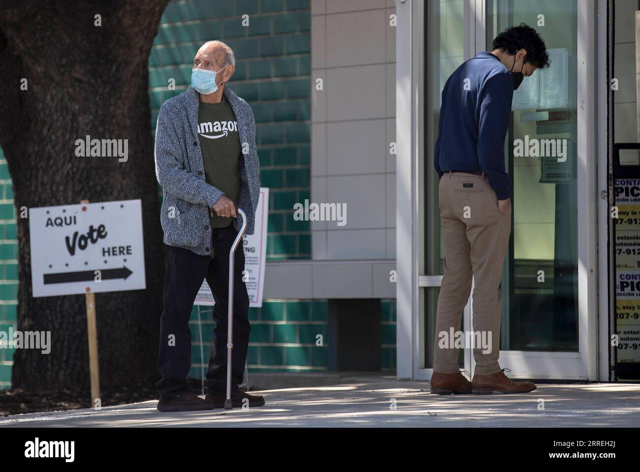 220301 -- SAN ANTONIO U.S., March 1, 2022 -- Voters wait in line to cast their ballots in the Texas 2022 primary election in San Antonio, Texas, the United States, on March 1, 2022. Voters across the second most populous U.S. state of Texas are heading to the polls on Tuesday, kicking off the first primary of the country s 2022 midterm election season. Photo by /Xinhua U.S.-TEXAS-ELECTION-MIDTERM PRIMARY NickxWagner PUBLICATIONxNOTxINxCHN Stock Photo