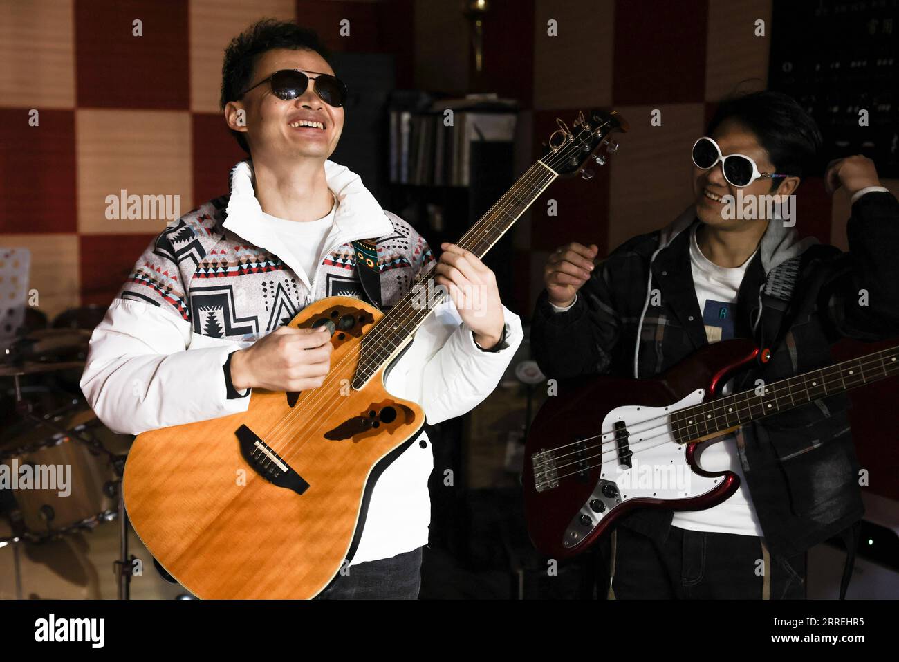 220303 GUIYANG, March 3, 2022 Guitarist Yang Zhi L and bassist