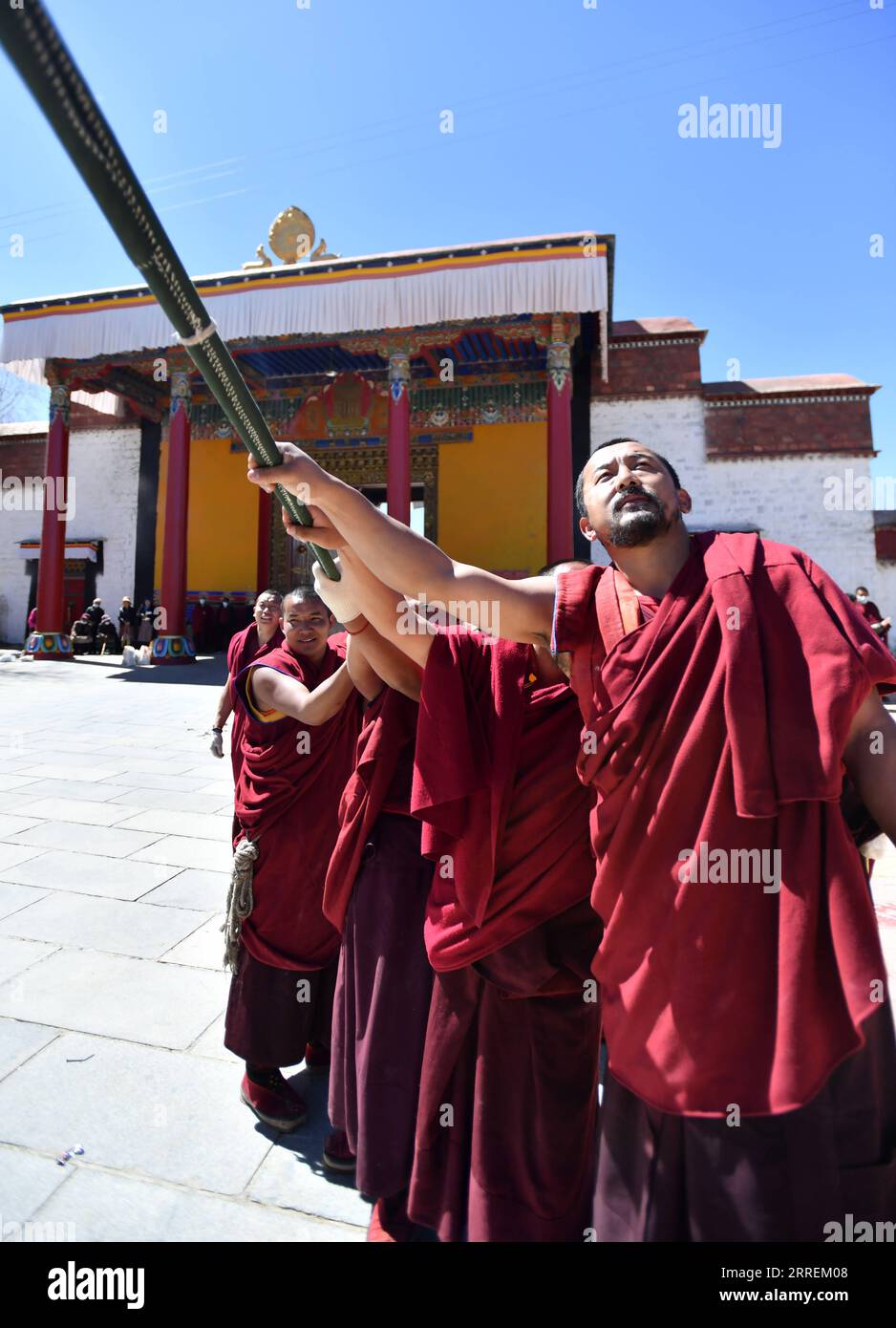 220307 XIGAZE, March 7, 2022 Monks set up a pole wrapped with