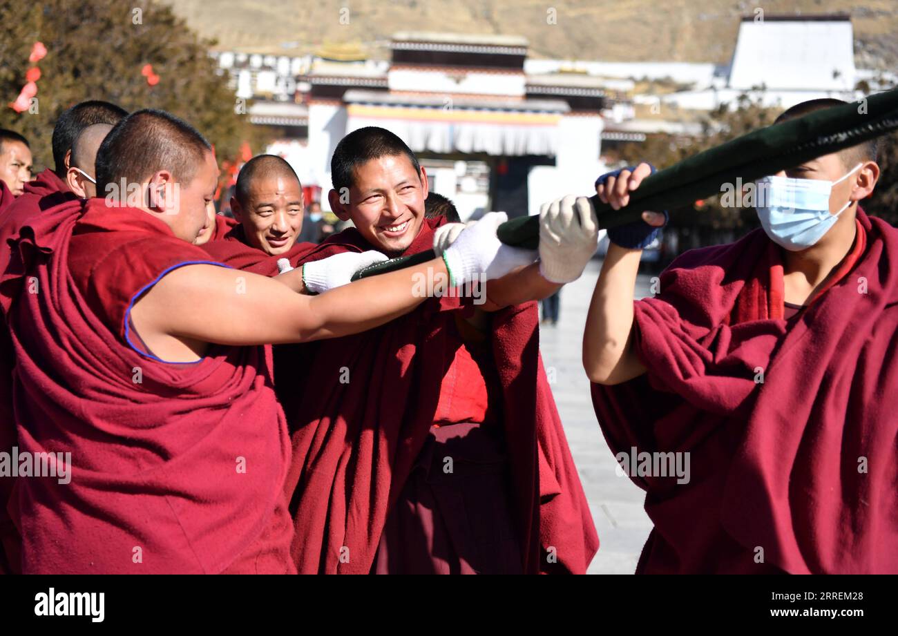 220307 XIGAZE, March 7, 2022 Monks set up a pole wrapped with