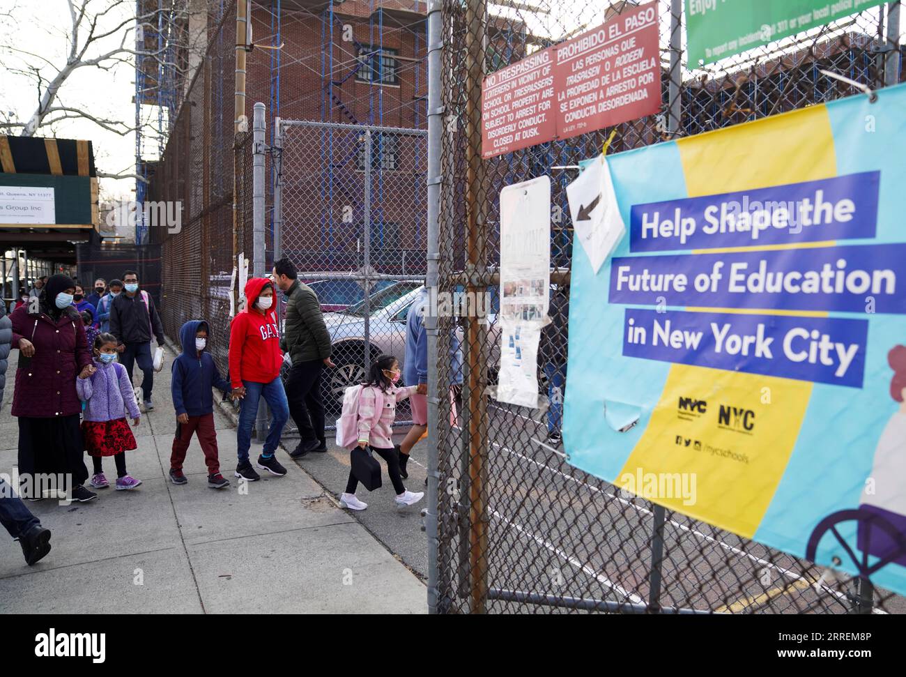 220308 -- NEW YORK, March 8, 2022 -- Children arrive at school in New York, the United States, March 7, 2022. New York City has suspended COVID-19 vaccine passport program and remove indoor mask mandate in public schools for K-12 students starting from Monday.  U.S.-NEW YORK-KEY PANDEMIC CONTROL MEASURES-LIFTING WangxYing PUBLICATIONxNOTxINxCHN Stock Photo