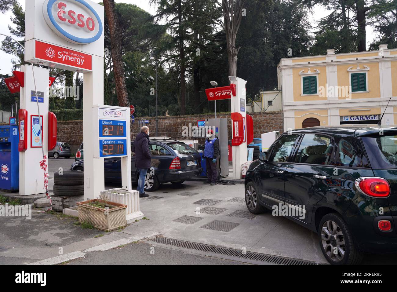 220313 ROME, March 13, 2022 A staff member fuels a vehicle at a