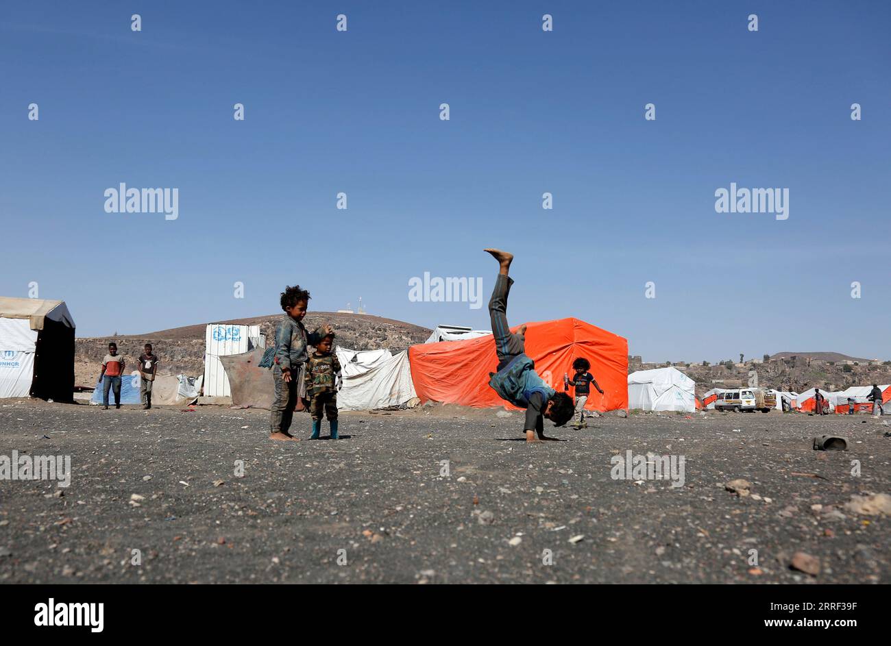 220325 -- SANAA, March 25, 2022 -- Children play at the Dharawan camp for internally displaced persons IDPs near Sanaa, Yemen, on March 25, 2022. Yemen has been mired in a civil war since late 2014 when the Iran-backed Houthi militia seized control of several northern provinces and forced the Saudi-backed Yemeni government of President Abd-Rabbu Mansour Hadi out of the capital Sanaa. Photo by /Xinhua YEMEN-SANAA-IDP CAMP MohammedxMohammed PUBLICATIONxNOTxINxCHN Stock Photo
