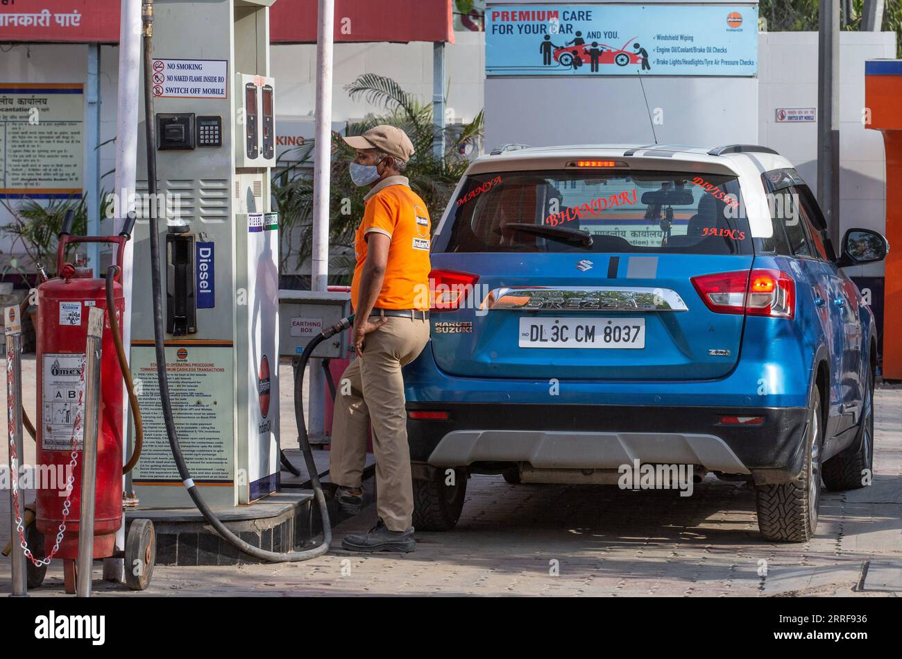 India petrol station hi-res stock photography and images - Page 4 - Alamy