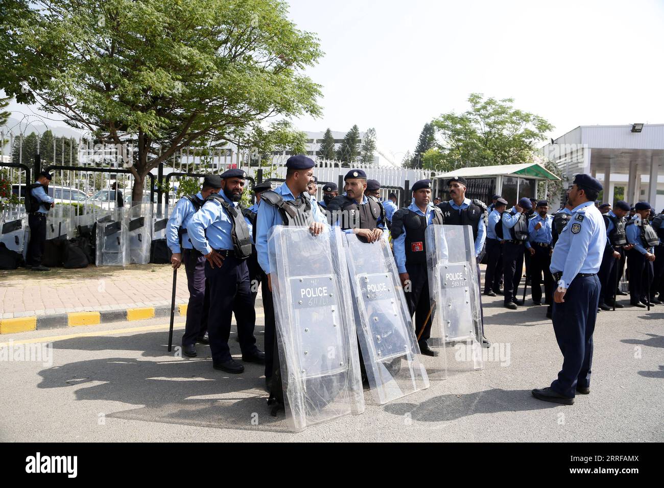 220409 -- ISLAMABAD, April 9, 2022 -- Security personnel stand guard outside the National Assembly building in Islamabad, capital of Pakistan, on April 9, 2022. The no-confidence motion filed by an opposition alliance against Pakistani Prime Minister Imran Khan succeeded on the early morning of April 10 after a majority of members of the National Assembly voted against him, said an official.  PAKISTAN-ISLAMABAD-NO-CONFIDENCE VOTE AhmadxKamal PUBLICATIONxNOTxINxCHN Stock Photo