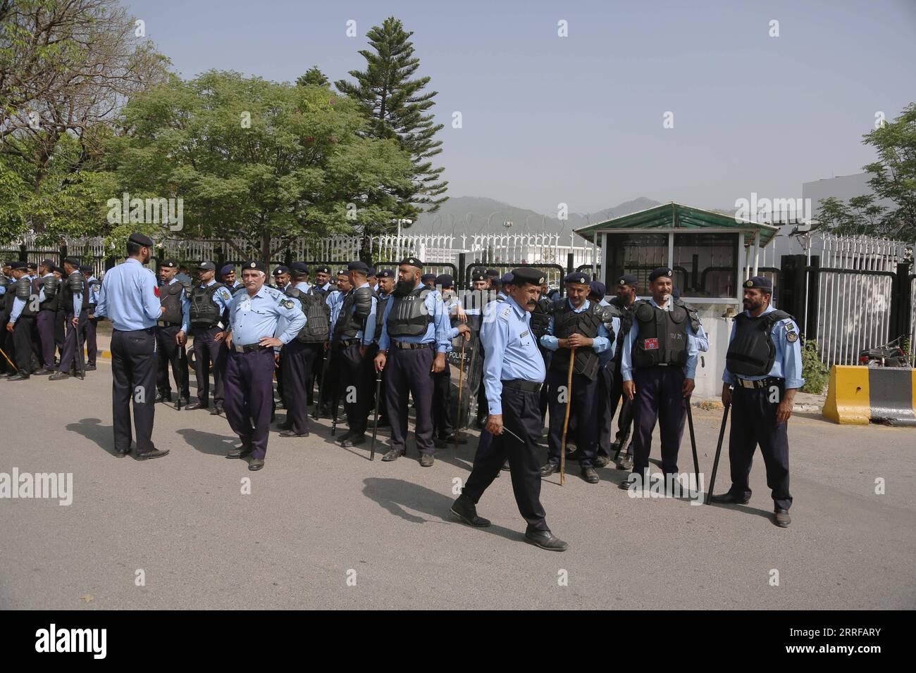 220409 -- ISLAMABAD, April 9, 2022 -- Security personnel stand guard outside the National Assembly building in Islamabad, capital of Pakistan, on April 9, 2022. The no-confidence motion filed by an opposition alliance against Pakistani Prime Minister Imran Khan succeeded on the early morning of April 10 after a majority of members of the National Assembly voted against him, said an official.  PAKISTAN-ISLAMABAD-NO-CONFIDENCE VOTE AhmadxKamal PUBLICATIONxNOTxINxCHN Stock Photo