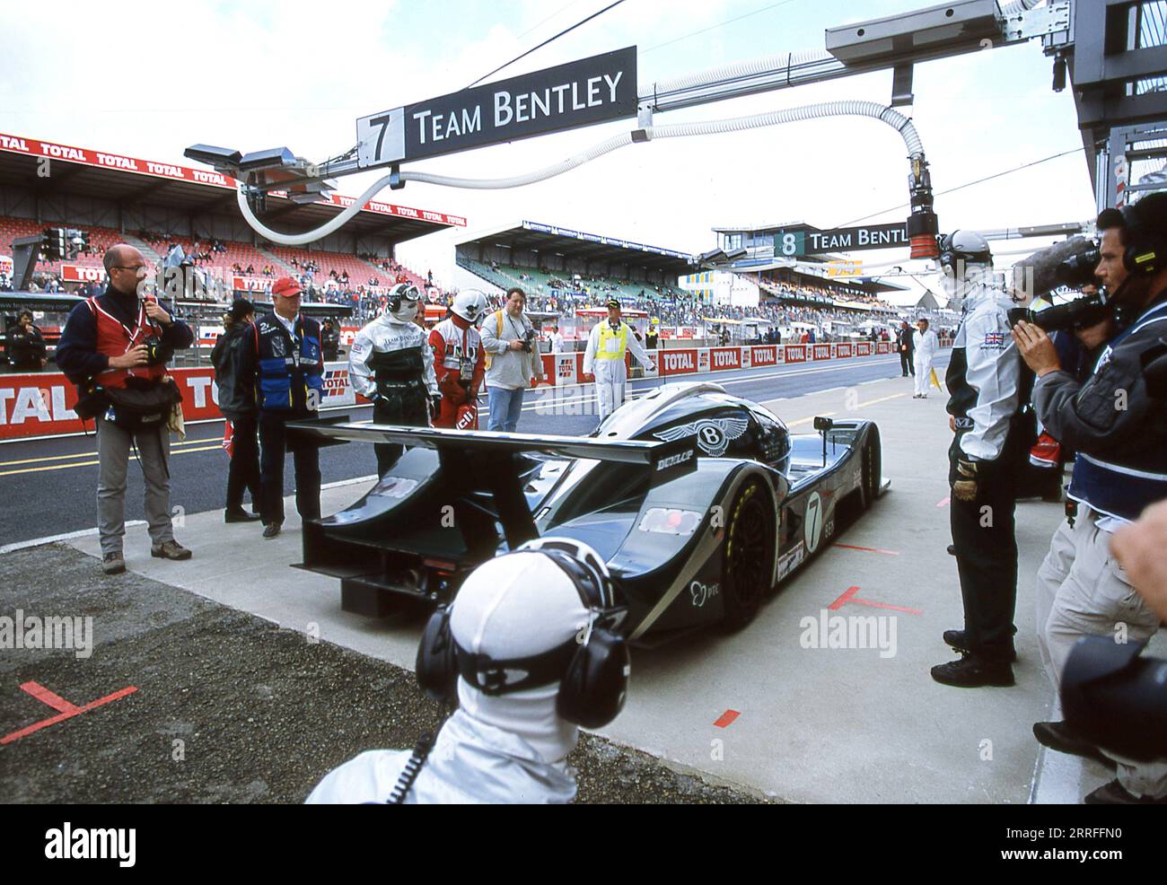 Bentley Team racing in the 2001 Le Mans 24 Hour race with Bentley Speed ...