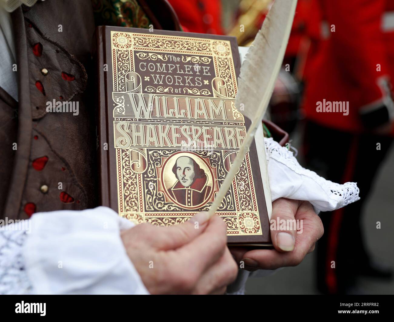 220424 -- STRATFORD UPON AVON, April 24, 2022 -- A man cosplays as Shakespeare, holding the Complete Works of William Shakespeare in celebration of William Shakespeare s 458th birthday in Stratford-upon-Avon, Britain, April 23, 2022. Over 1,000 people gathered at Stratford-upon-Avon, the hometown of William Shakespeare, to celebrate the British playwright s 458th birthday on Saturday.  BRITAIN-STRATFORD UPON AVON-SHAKESPEARE-CELEBRATION LixYing PUBLICATIONxNOTxINxCHN Stock Photo