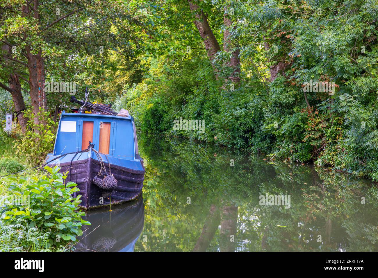 Blue Canal Boat on backwater of Oxford Canal. Oxford, England, UK Stock ...