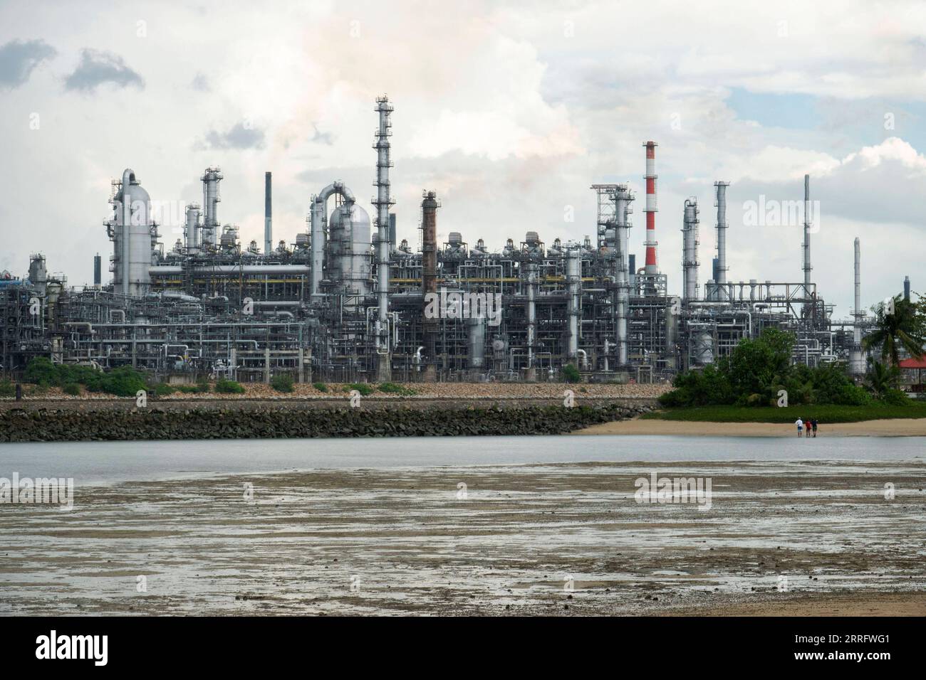 220427 -- BEIJING, April 27, 2022 -- Photo shows the oil refinery on Singapore s Pulau Bukom, Feb. 27, 2022. The Russia-Ukraine conflict has dealt a major shock to commodity markets, altering global patterns of trade, production and consumption, the World Bank WB said in a report released on April 26, 2022. TO GO WITH World Bank warns of rises in food, energy prices due to Russia-Ukraine conflict Photo by /Xinhua WORLD BANK-REPORT-FOOD-ENERGY-PRICES ThenxChihxWey PUBLICATIONxNOTxINxCHN Stock Photo