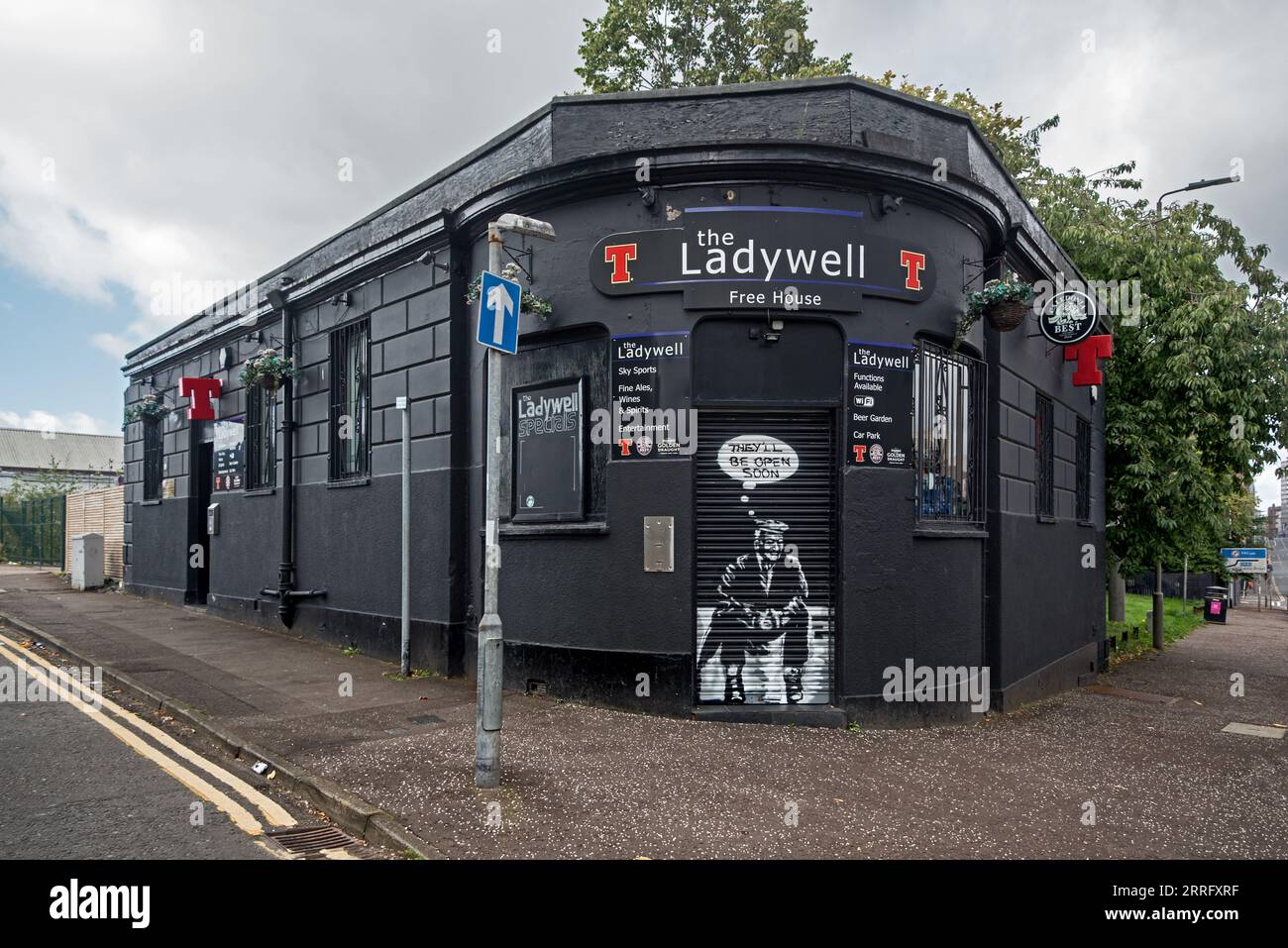 The Ladywell Free House Bar on the corner of Barrack Street and Duke Street in Dennistoun,Glasgow, Scotland, UK. Stock Photo
