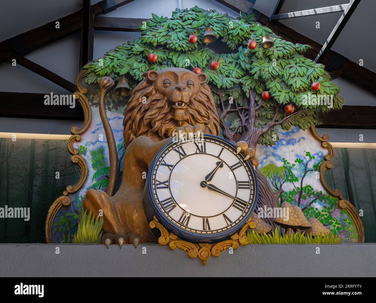 Grantham, Lincolnshire, UK – The Lion and Apple Tree Clock in the Isaac Newton Shopping Centre Stock Photo