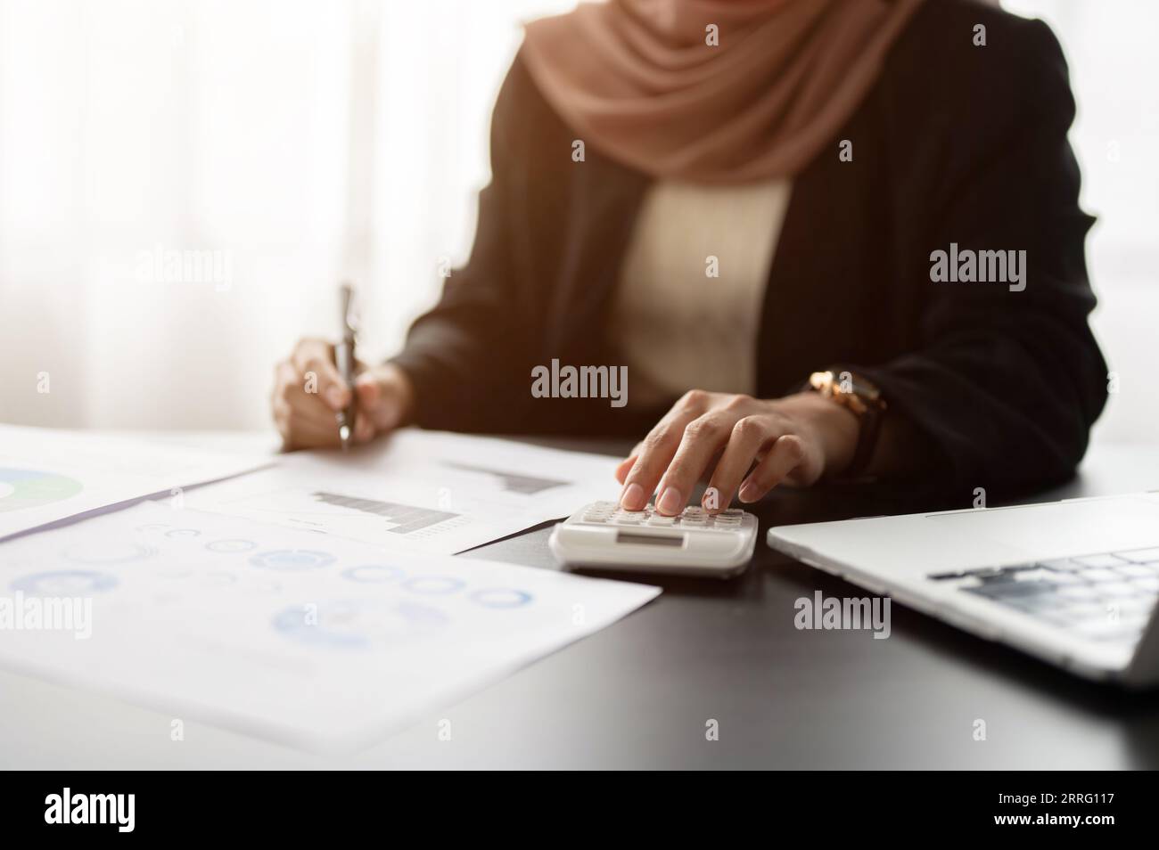 Arab female business suit hi-res stock photography and images - Alamy