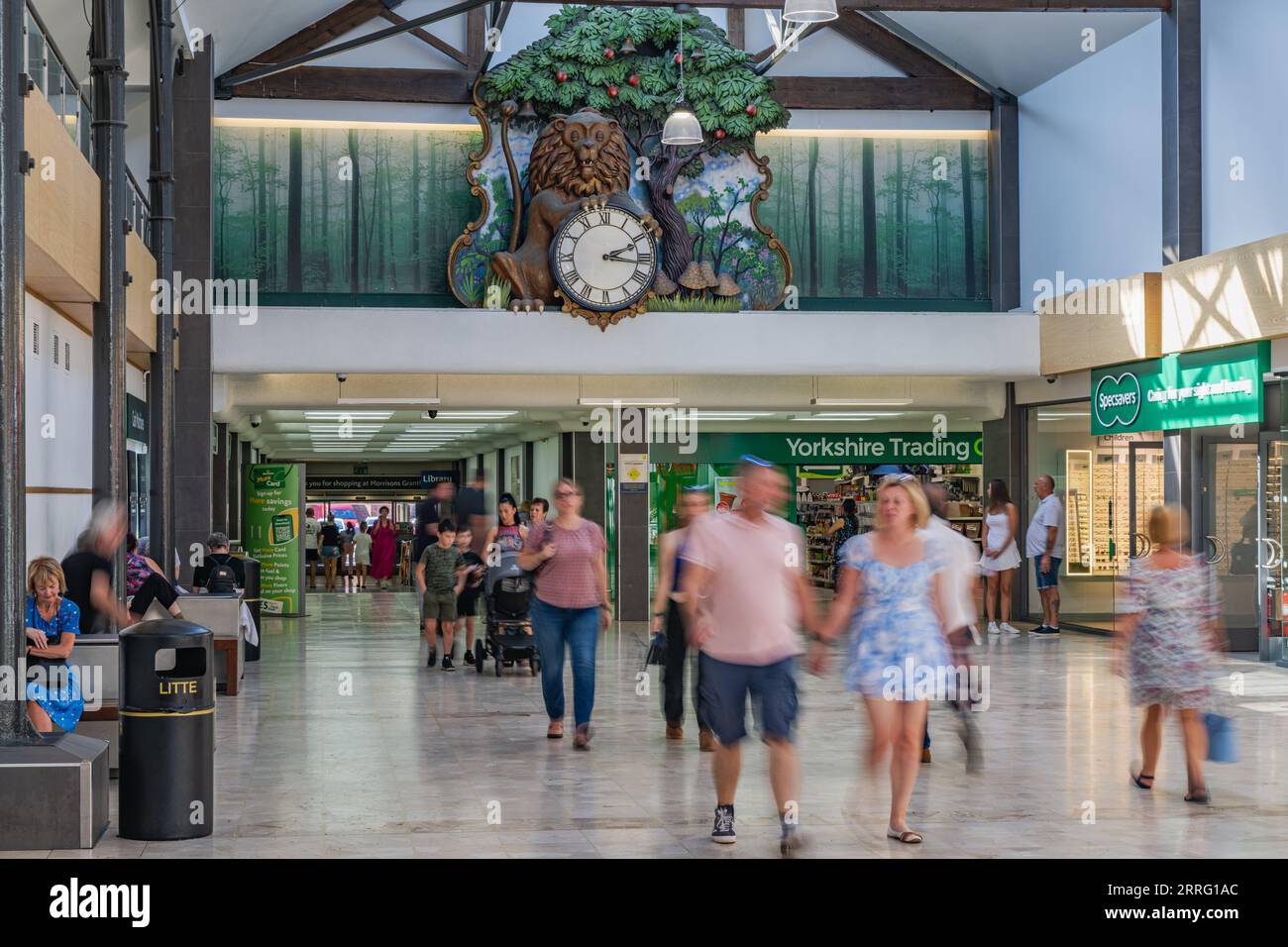 Grantham, Lincolnshire, The Isaac Newton Shopping Centre busy with people under the famous lion and apple clock Stock Photo