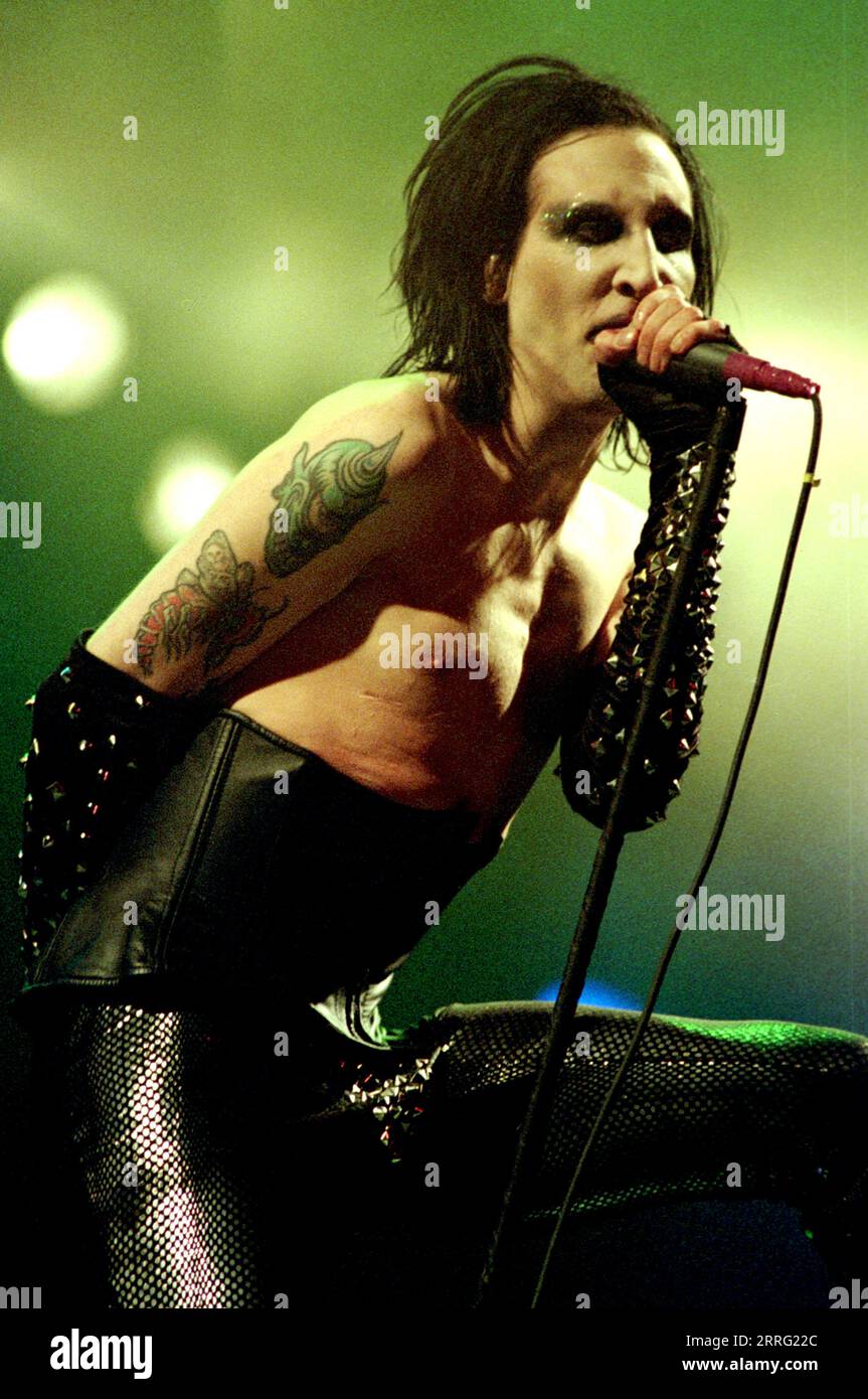 Italy Imola 1999-06-18 : Marilyn Manson in the concert at the