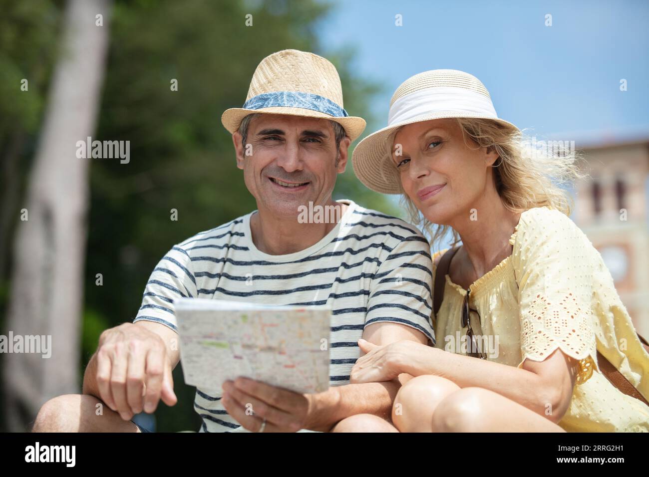 Senior couple looking city map hi-res stock photography and images - Alamy