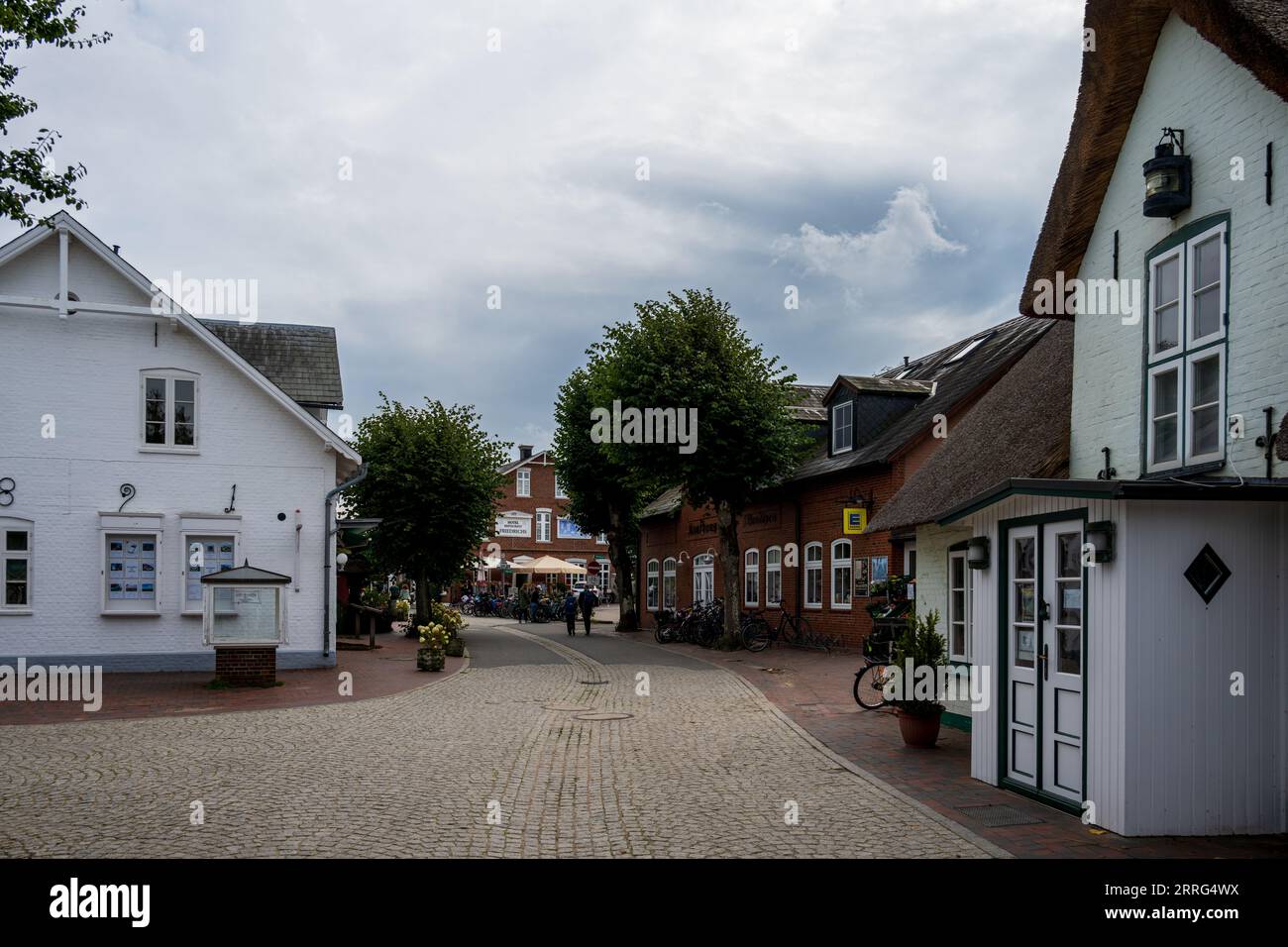 Straßenszene im Dorf Nebel auf der Nordseeinsel Amrum Stock Photo