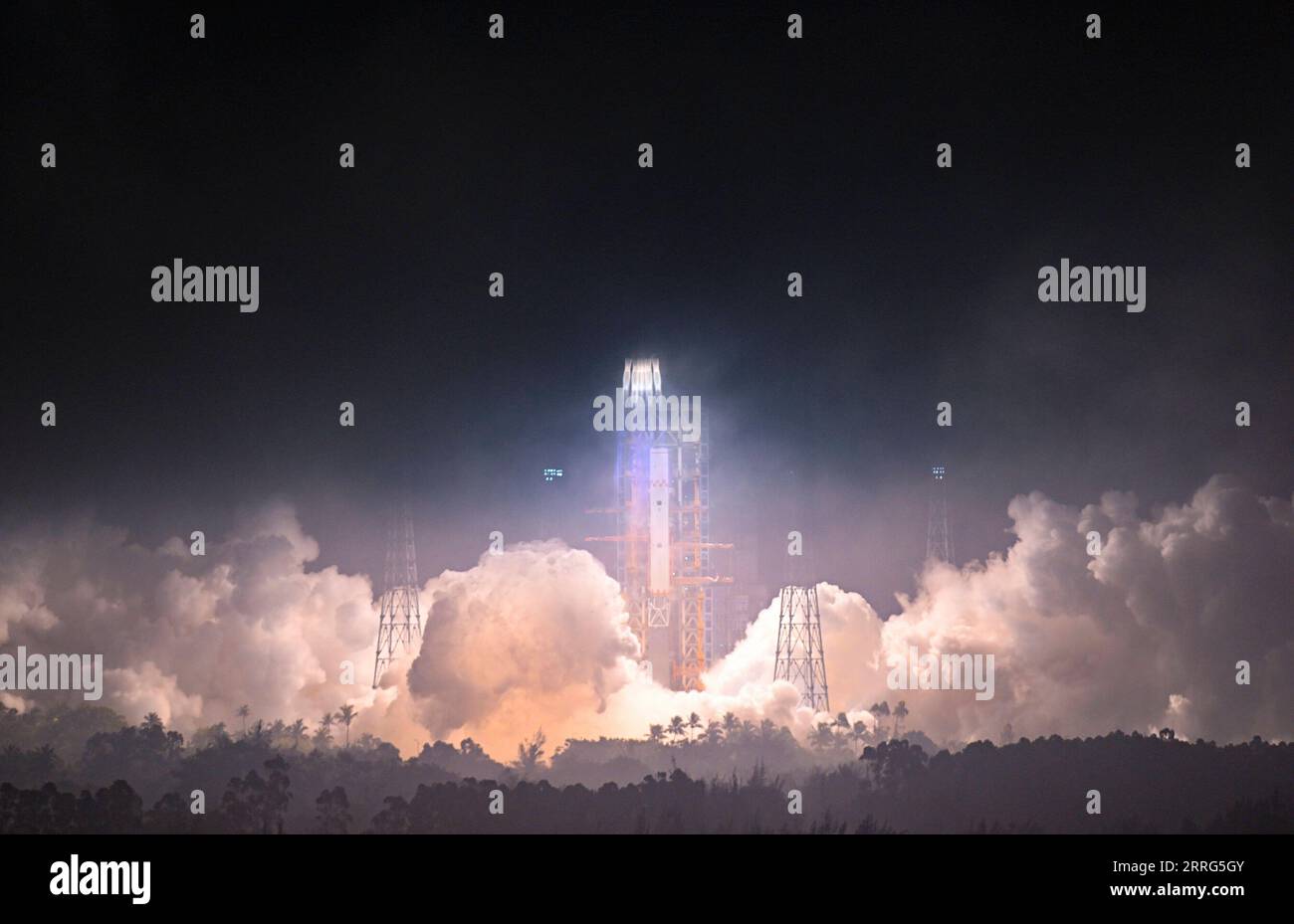 220510 -- WENCHANG, May 10, 2022 -- The Long March-7 Y5 rocket, carrying Tianzhou-4, blasts off from the Wenchang Spacecraft Launch Site in south China s Hainan Province, May 10, 2022. China launched cargo spacecraft Tianzhou-4 on Tuesday to deliver supplies for its space station which is scheduled to wrap up construction this year.  EyesonSciCHINA-HAINAN-TIANZHOU-4-CARGO SPACECRAFT-LAUNCH CN GuoxCheng PUBLICATIONxNOTxINxCHN Stock Photo