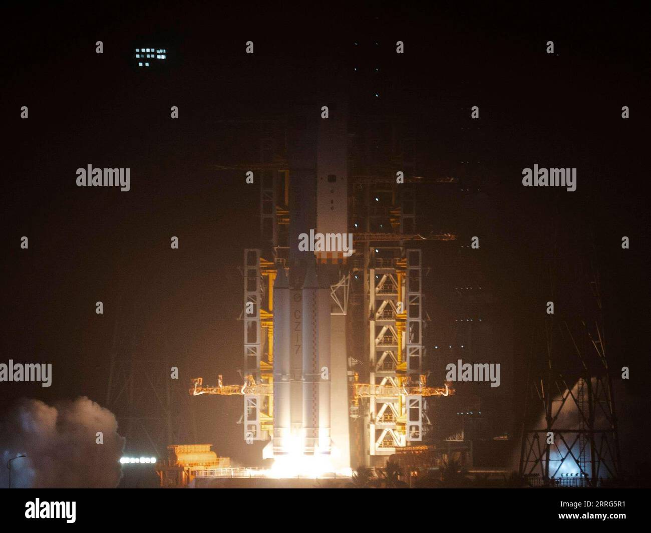 220510 -- WENCHANG, May 10, 2022 -- The Long March-7 Y5 rocket, carrying Tianzhou-4, blasts off from the Wenchang Spacecraft Launch Site in south China s Hainan Province, May 10, 2022. China launched cargo spacecraft Tianzhou-4 on Tuesday to deliver supplies for its space station which is scheduled to wrap up construction this year.  EyesonSciCHINA-HAINAN-TIANZHOU-4-CARGO SPACECRAFT-LAUNCH CN TianxDingyu PUBLICATIONxNOTxINxCHN Stock Photo