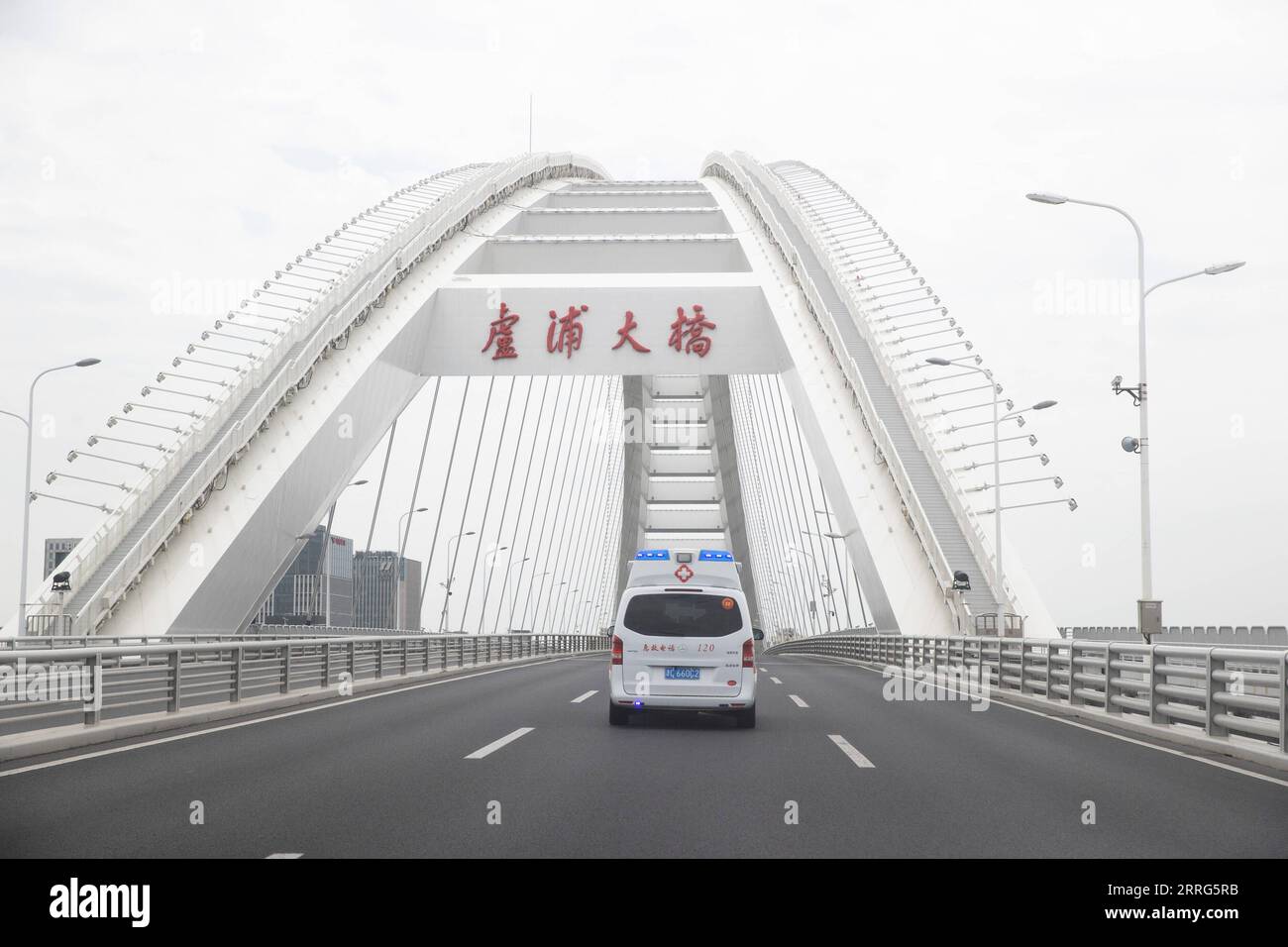 220510 -- SHANGHAI, May 10, 2022 -- An ambulance runs on the Lupu Bridge in east China s Shanghai, May 9, 2022. A medical emergency team consisting of 108 members with 50 ambulances from north China s Tianjin has arrived at Shanghai to assist in the city s public medical emergency service amid the COVID-19 resurgence.  CHINA-SHANGHAI-MEDICAL TEAM-COVID-19-AID CN JinxLiwang PUBLICATIONxNOTxINxCHN Stock Photo